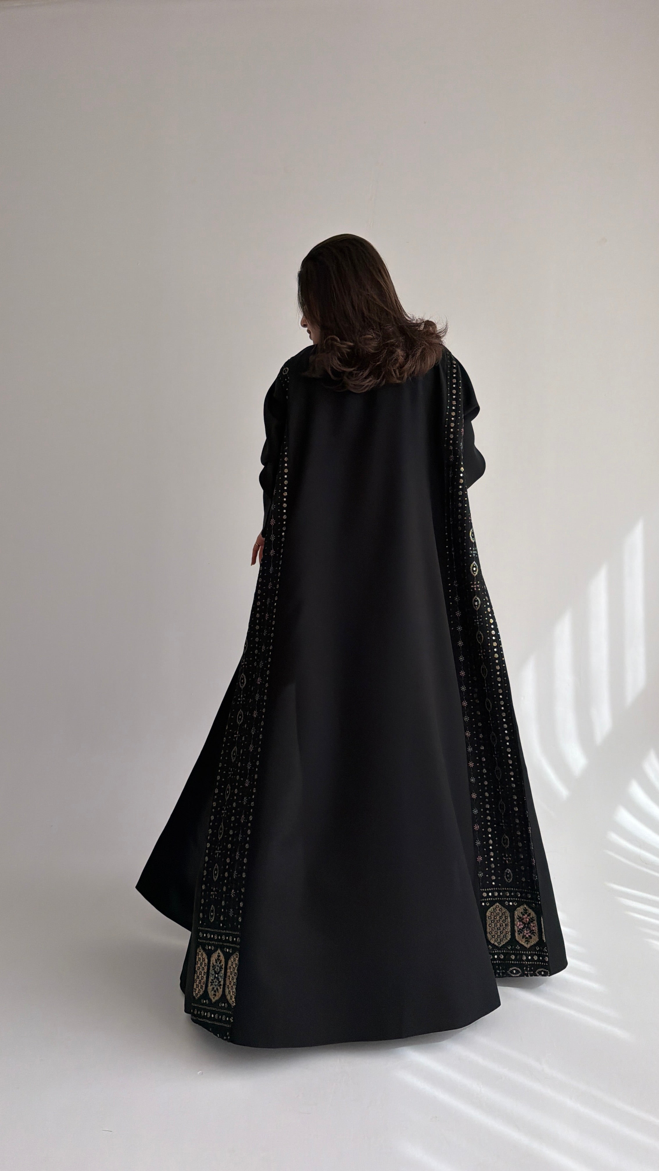 MWT1032 - عباية اسود مع تدخيله لنن تطريز - Aya