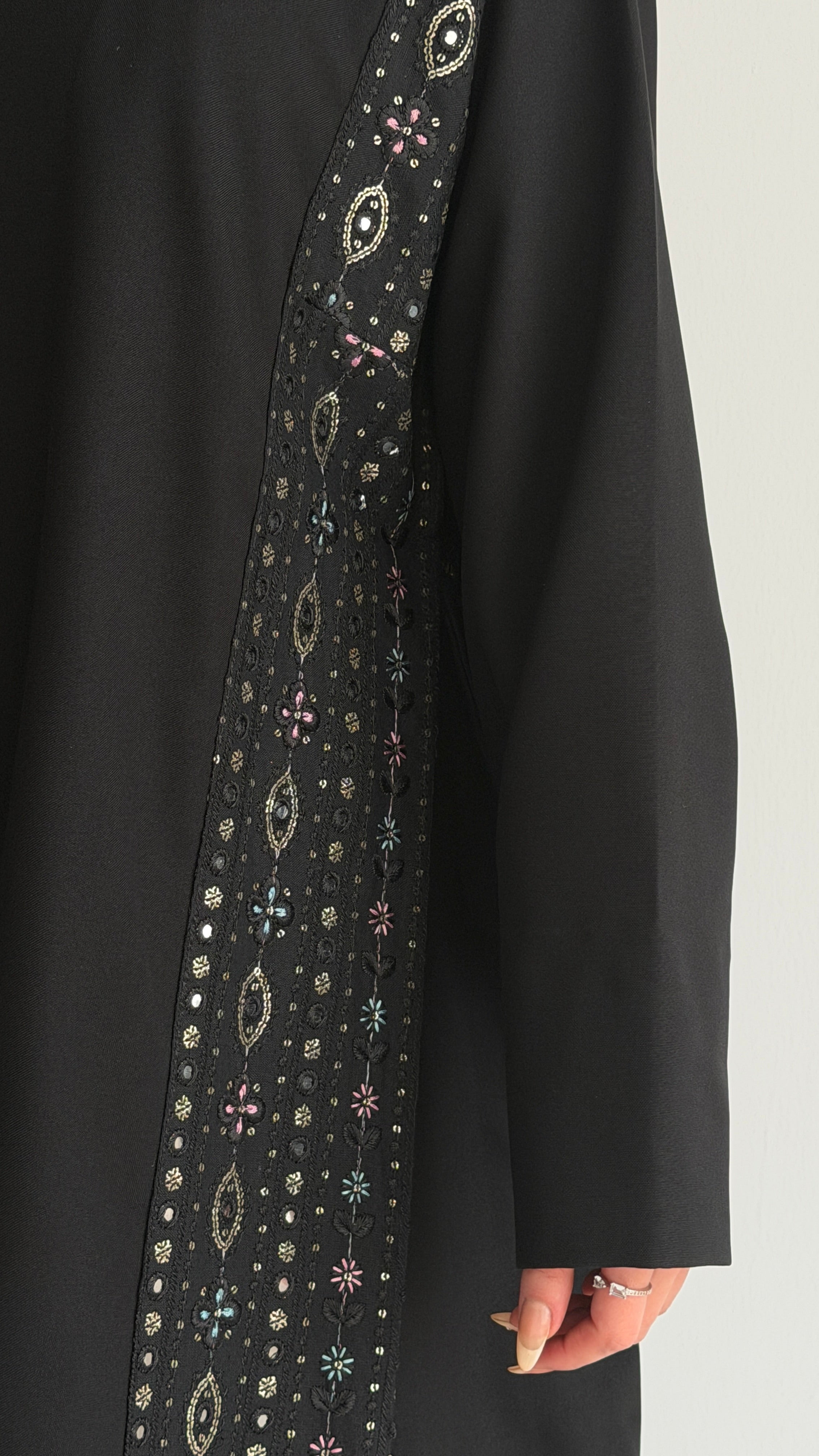 MWT1032 - عباية اسود مع تدخيله لنن تطريز - Aya