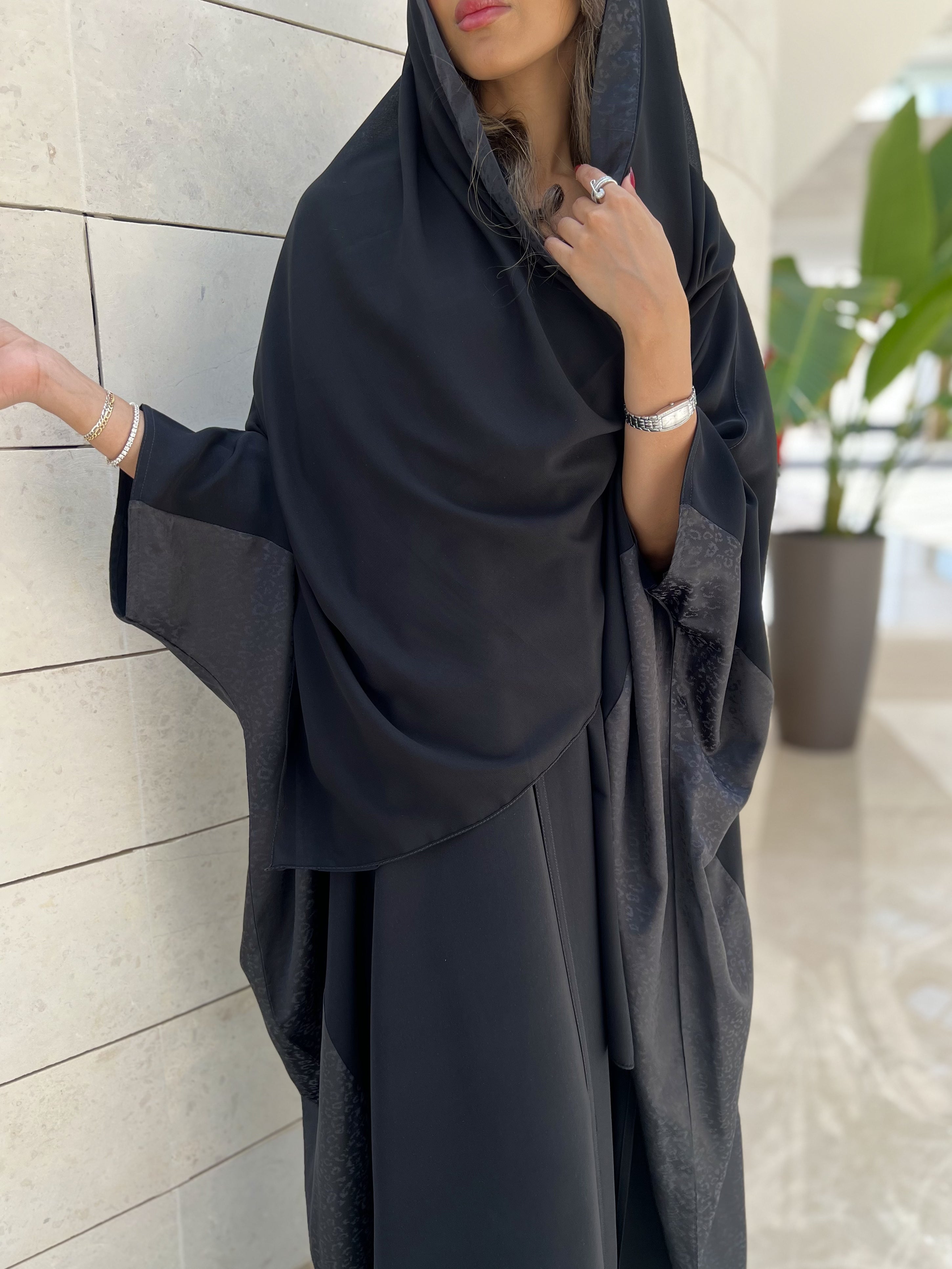 MW1570 - عباية حرير نص بشت | Half-Besht Silk Abaya - Aya