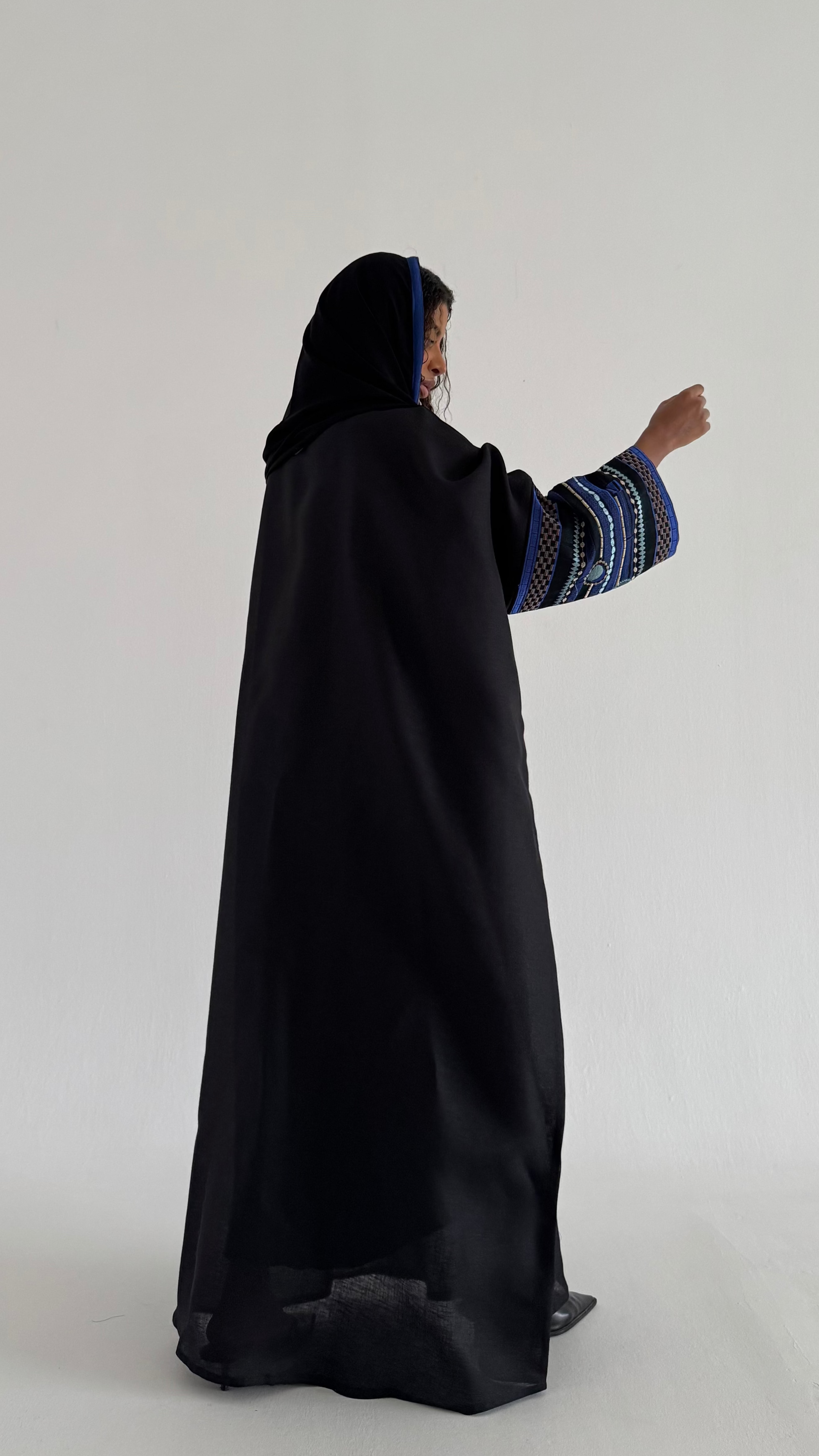 MW1611 - عباية لنن اسود مع تطريز بالأكمام - Aya