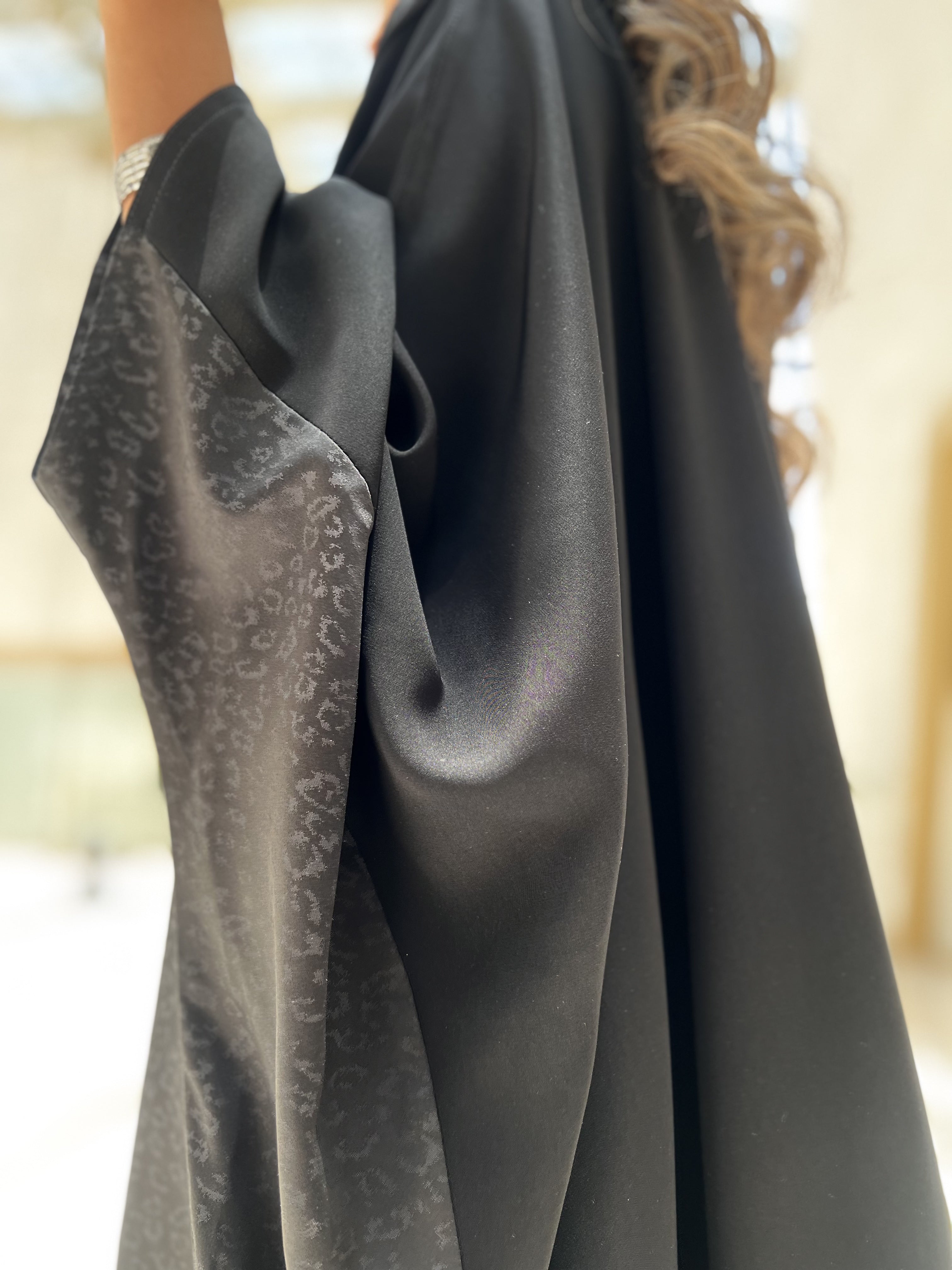 MW1570 - عباية حرير نص بشت | Half-Besht Silk Abaya - Aya