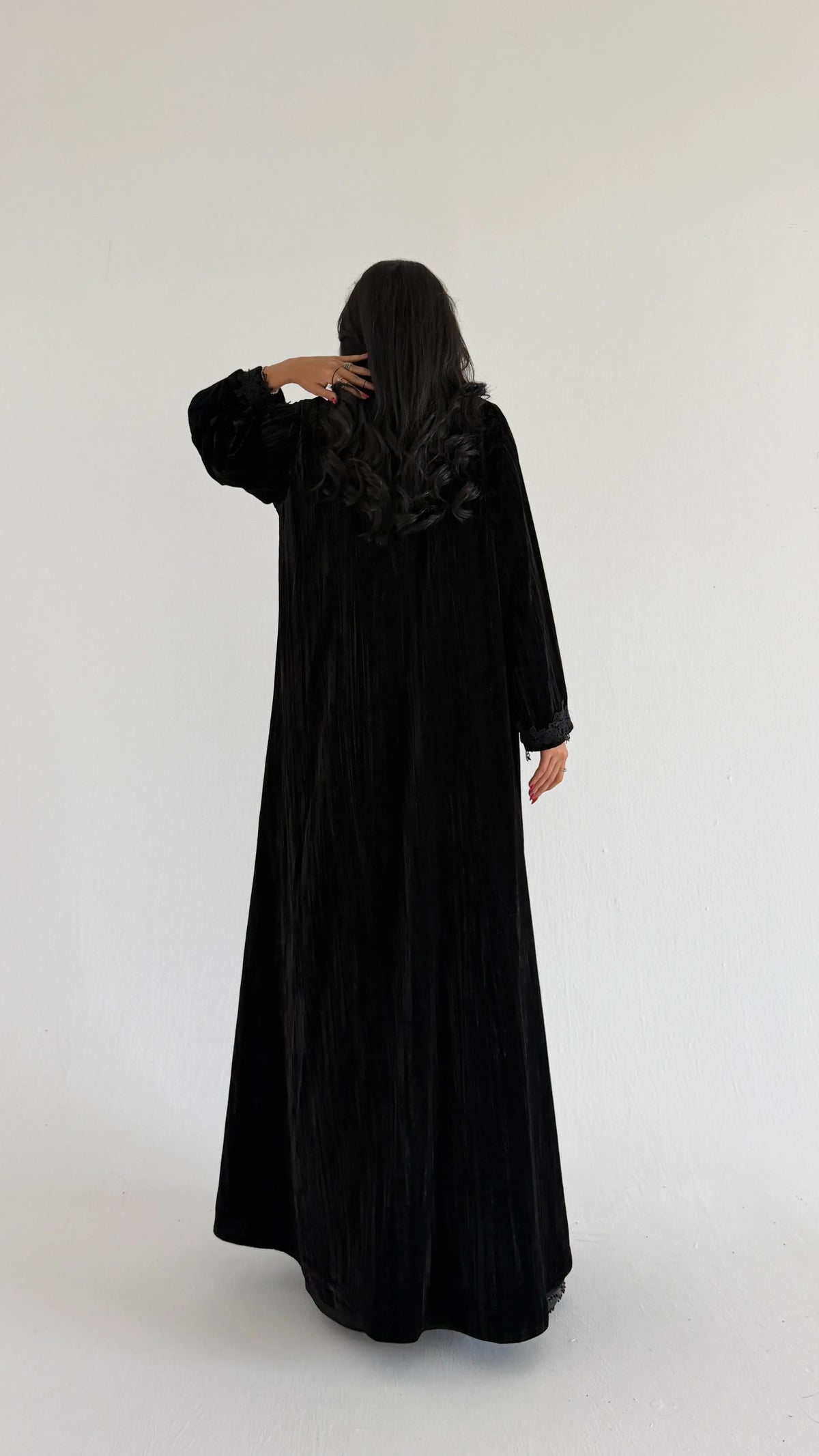 MWT1297 - عباية مخمل مع دانتيل أسود - Aya