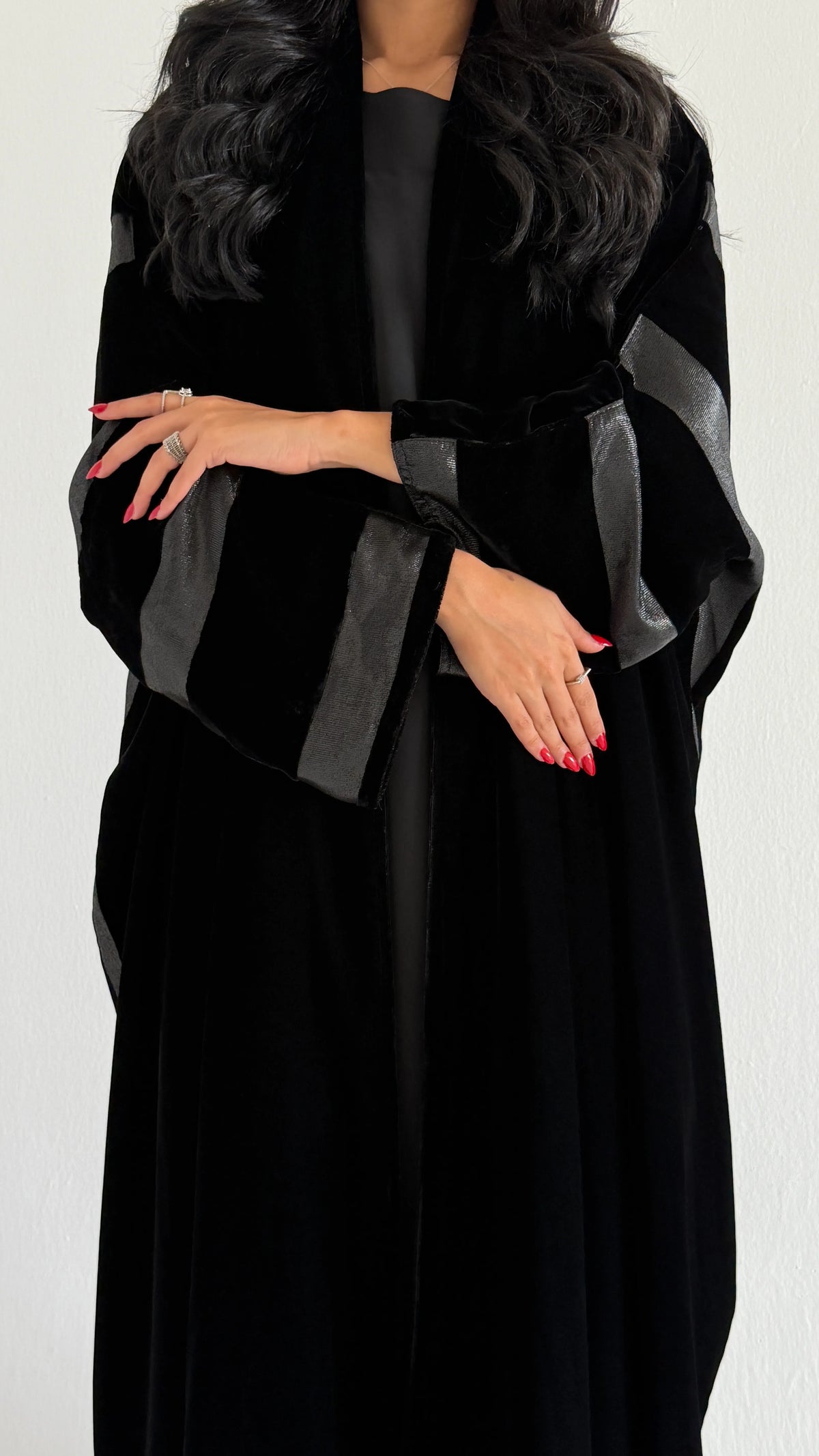 MWT1296 - عباية مخمل أسود مع تدخيله مخمل مخطط فضي - Aya