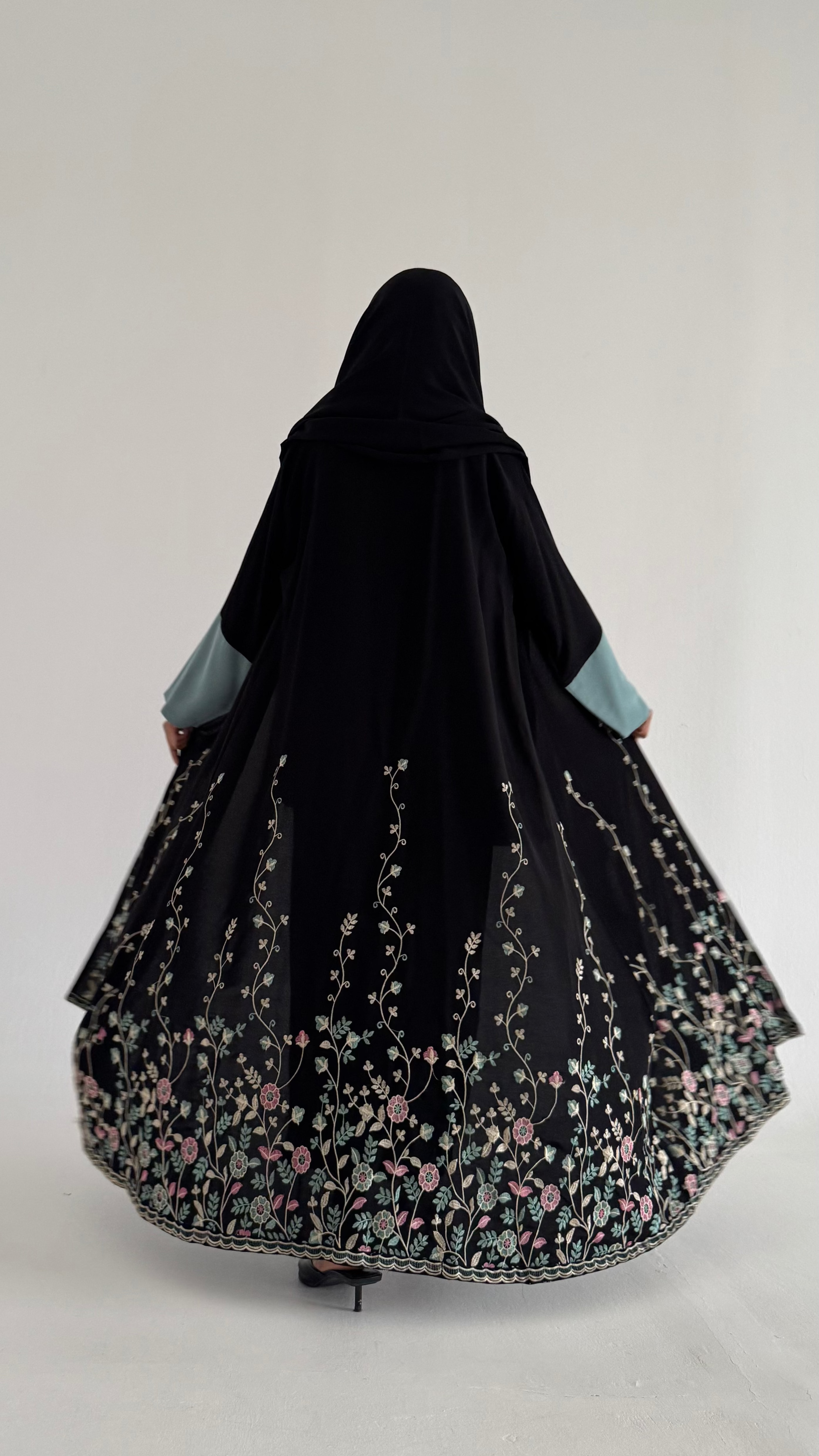 MW1633 - Black abaya with embroidery - عباية سوداء بتطريز - Aya