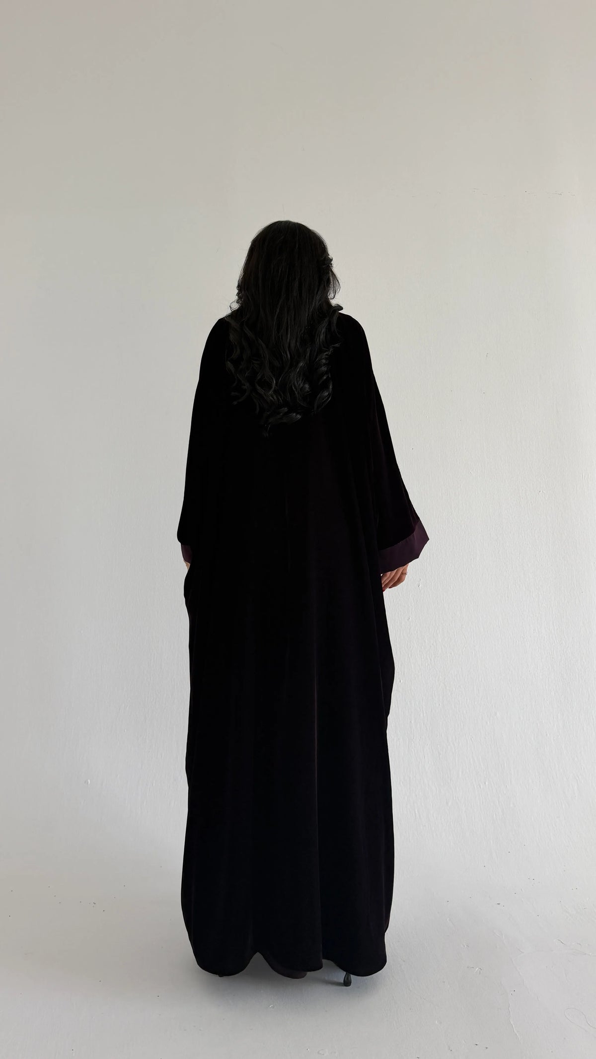 MWT1295 - عباية مخمل موف بفستان كريب مع تدخيله بالأكمام - Aya