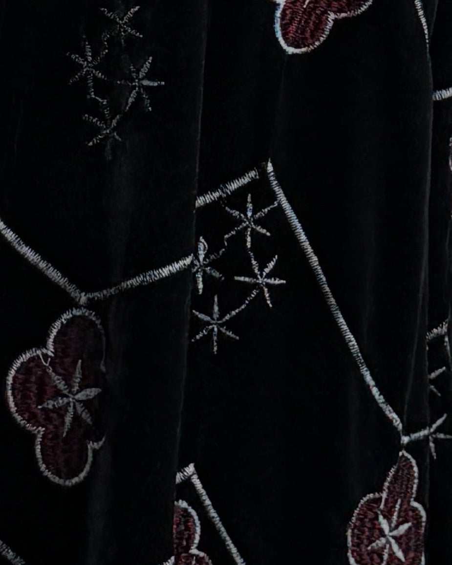 MWE909 - عباية مخمل مع تطريز - Aya