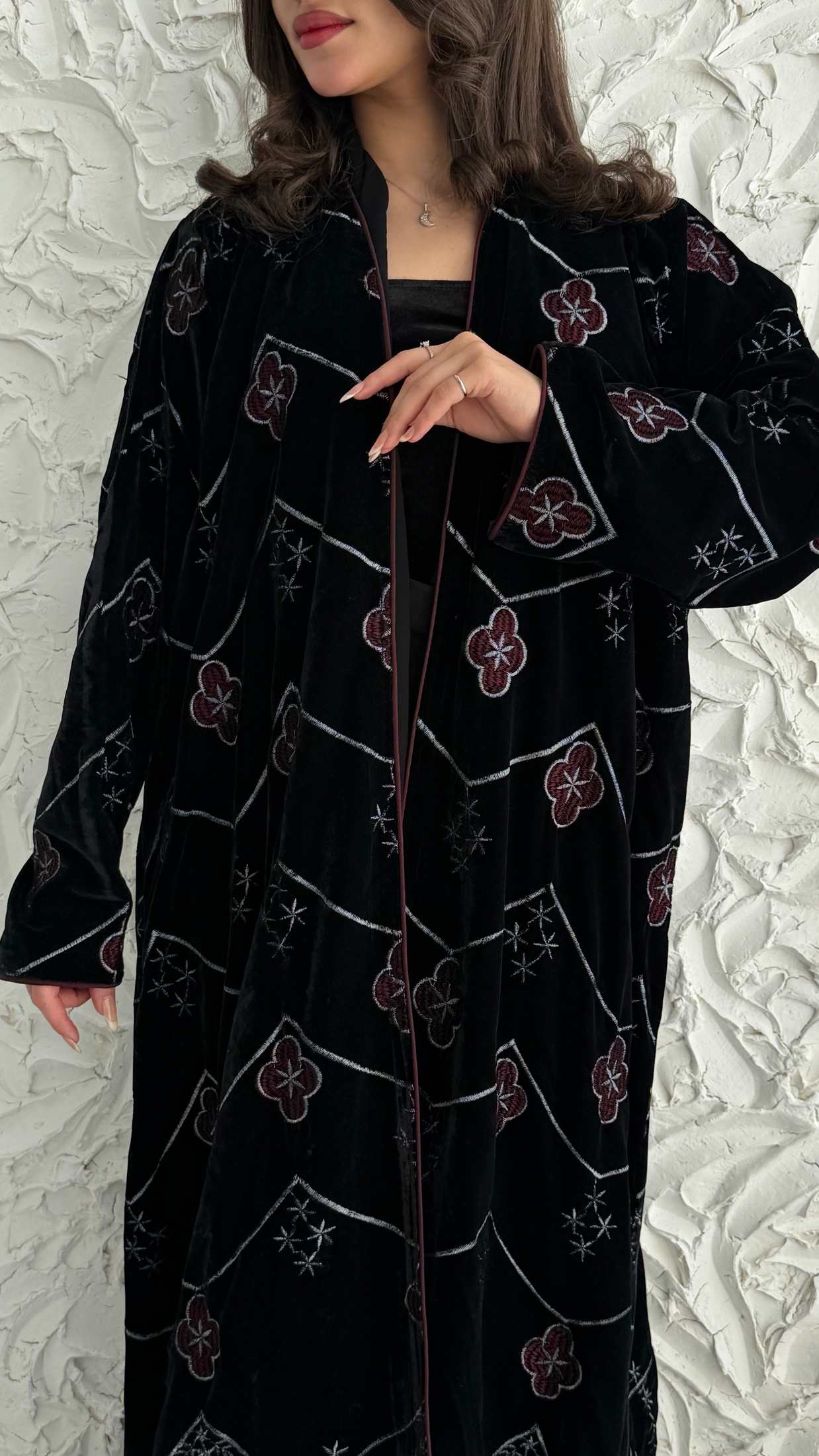 MWE909 - عباية مخمل مع تطريز - Aya