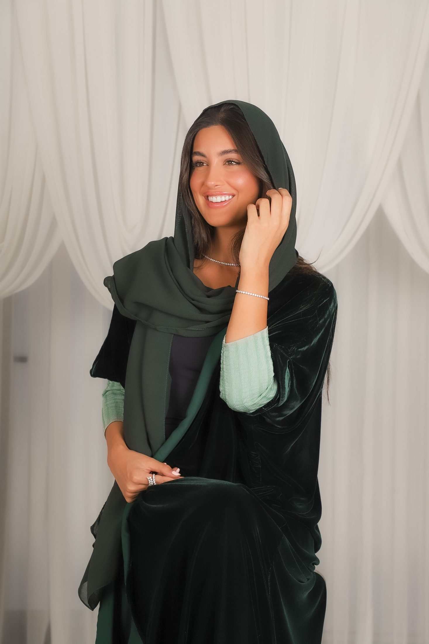 MWT527 - عباية زيتيه بأكمام استرتش - Aya