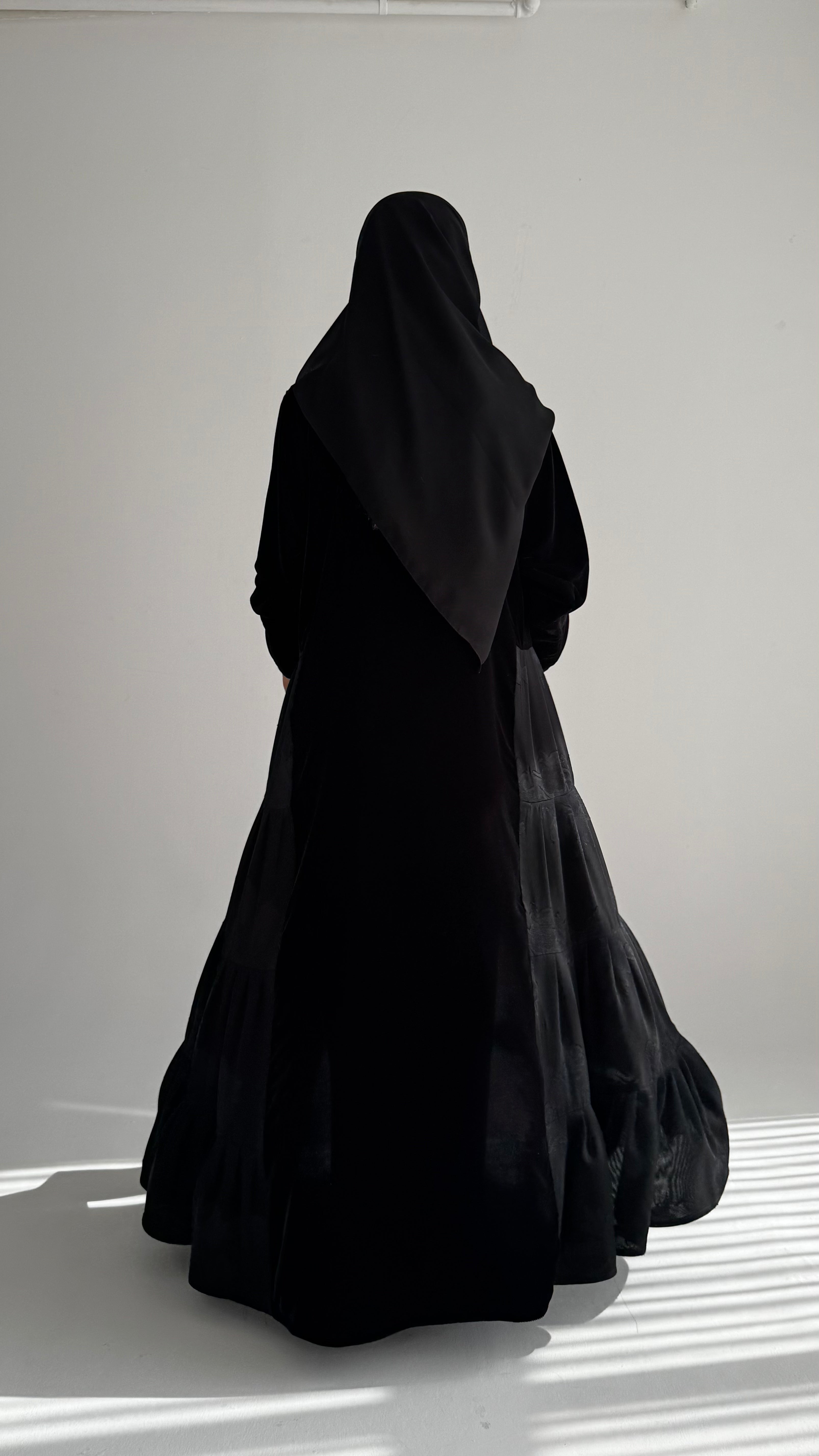 MWT695 - عباية اسود مخمل مع تدخيلة شيفون - Aya