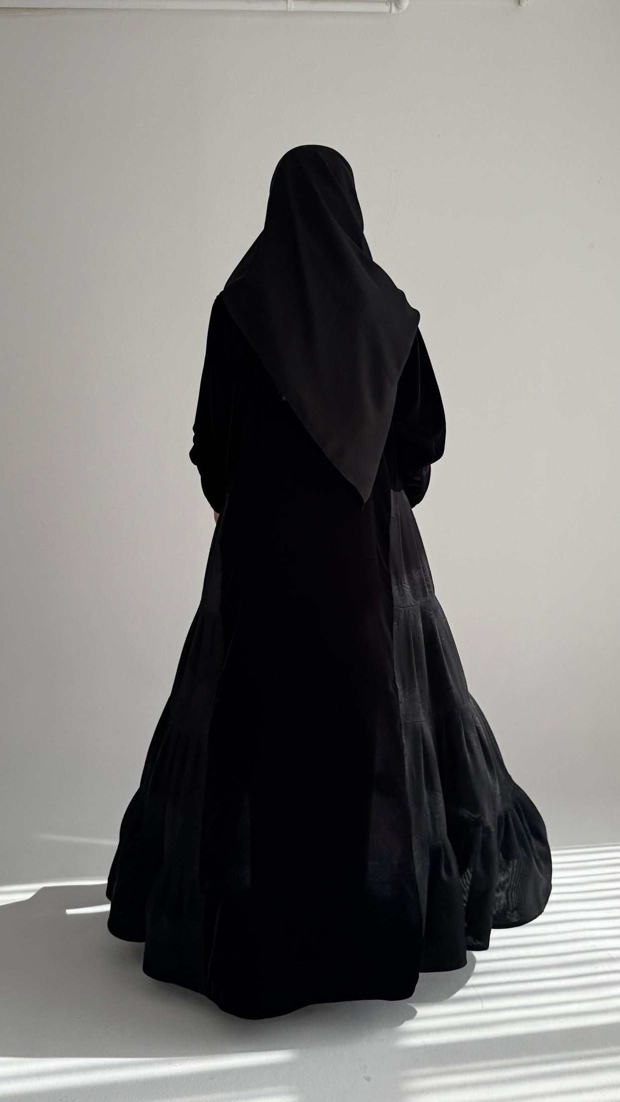 MWT695 - عباية اسود مخمل مع تدخيلة شيفون - Aya