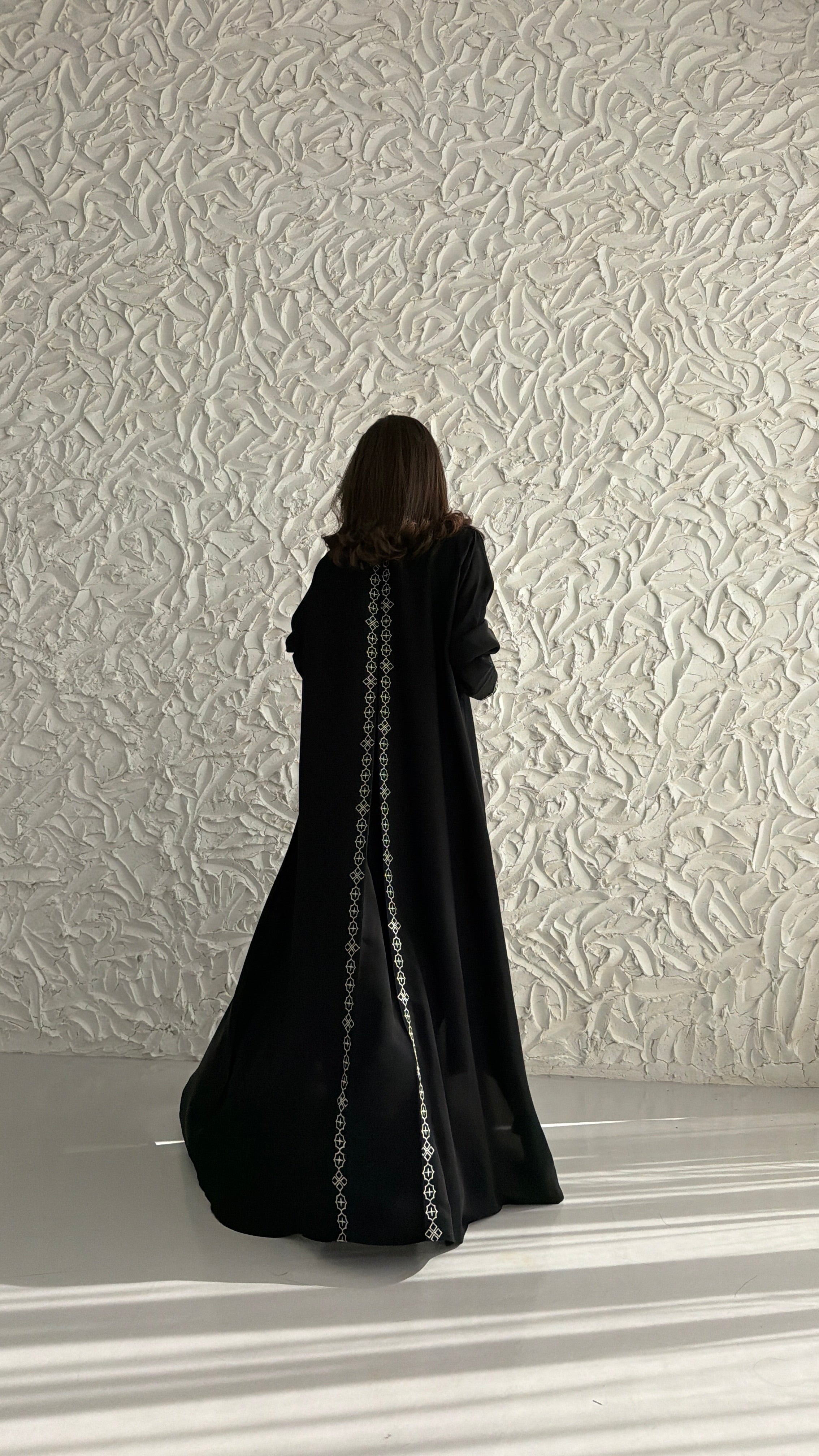 MWT1043 - عباية اسود بتطريز من الامام والخلف - Aya