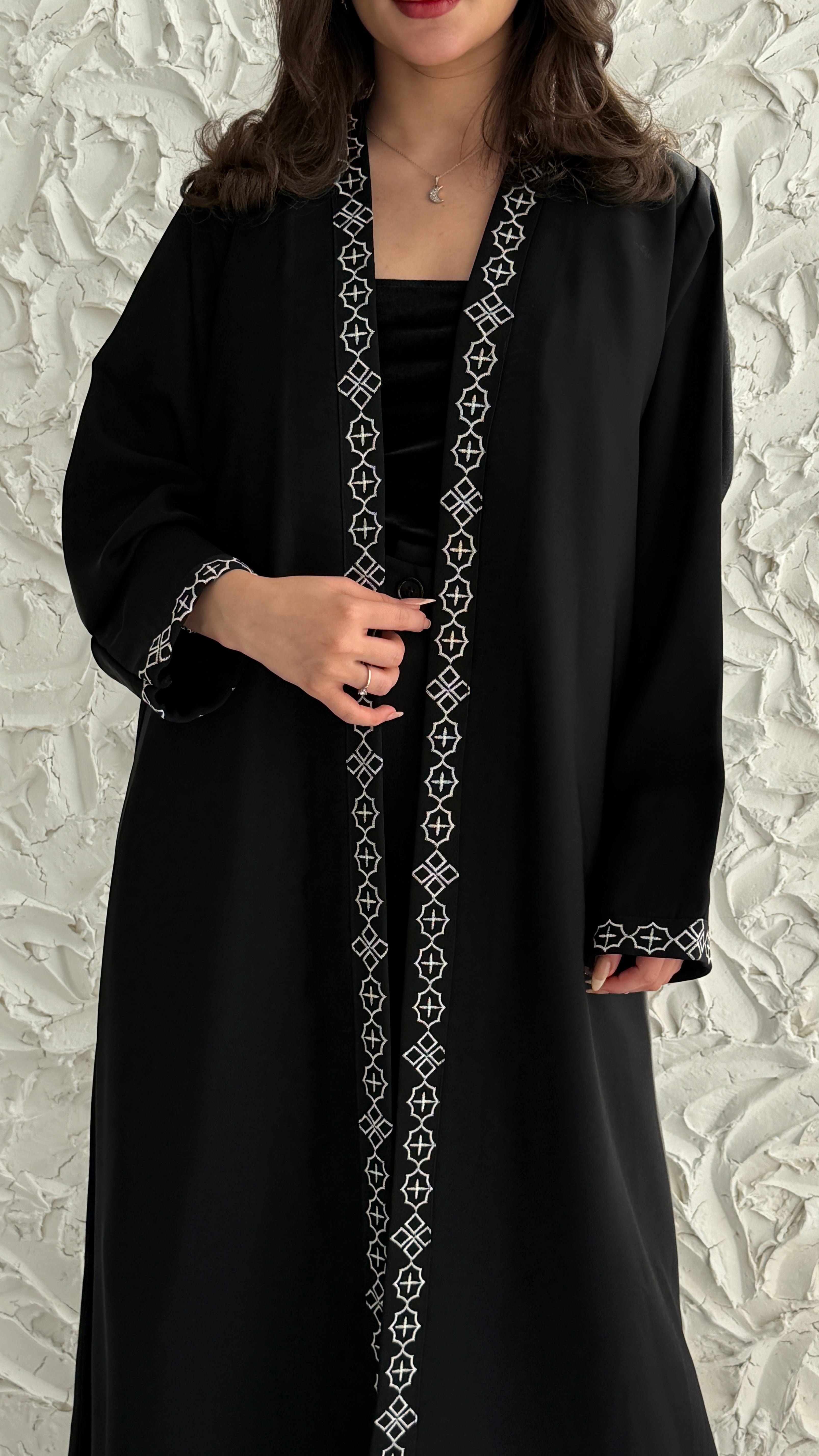 MWT1043 - عباية اسود بتطريز من الامام والخلف - Aya
