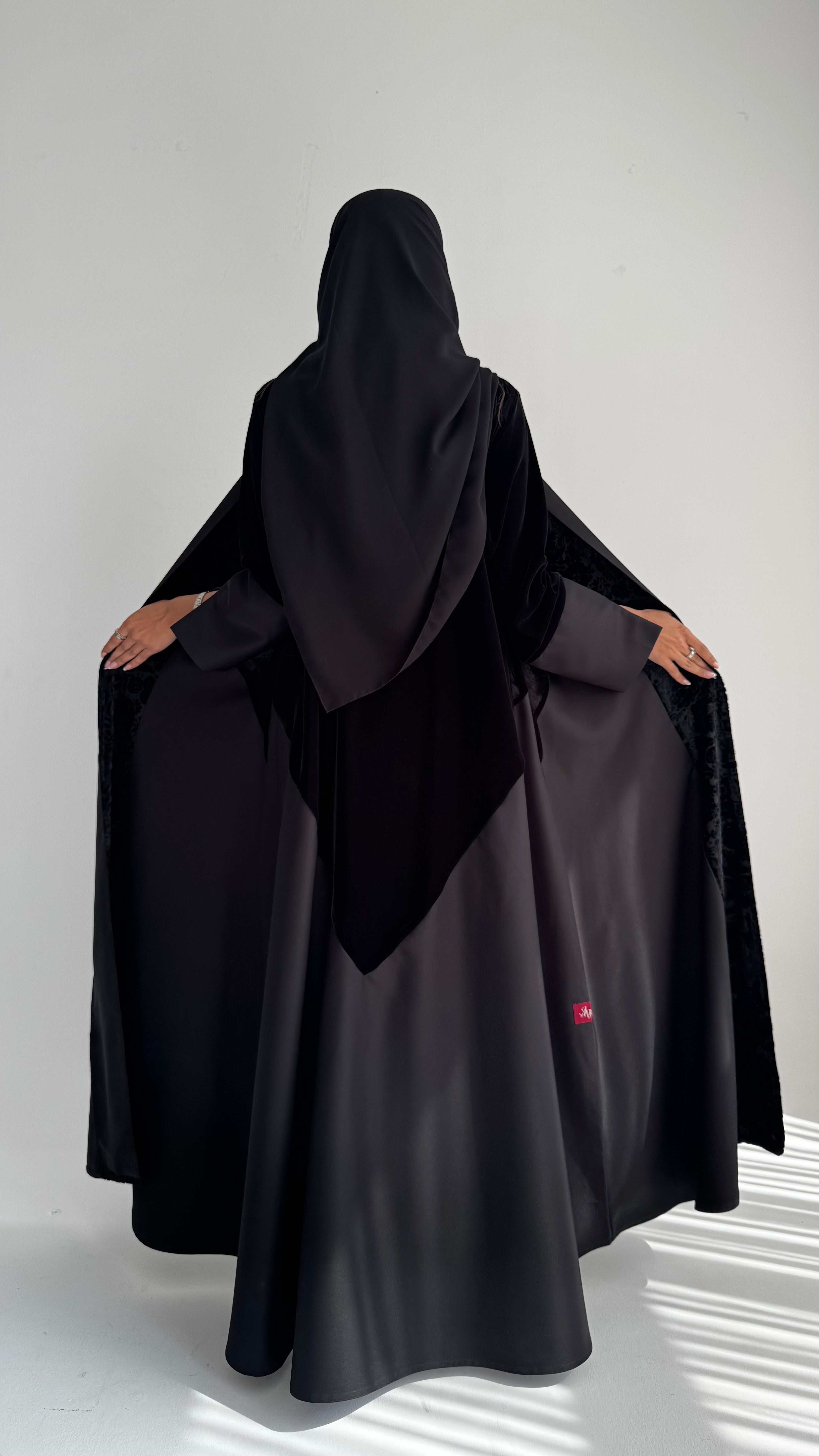 MWT694 - عباية اسود مخمل وردات - Aya