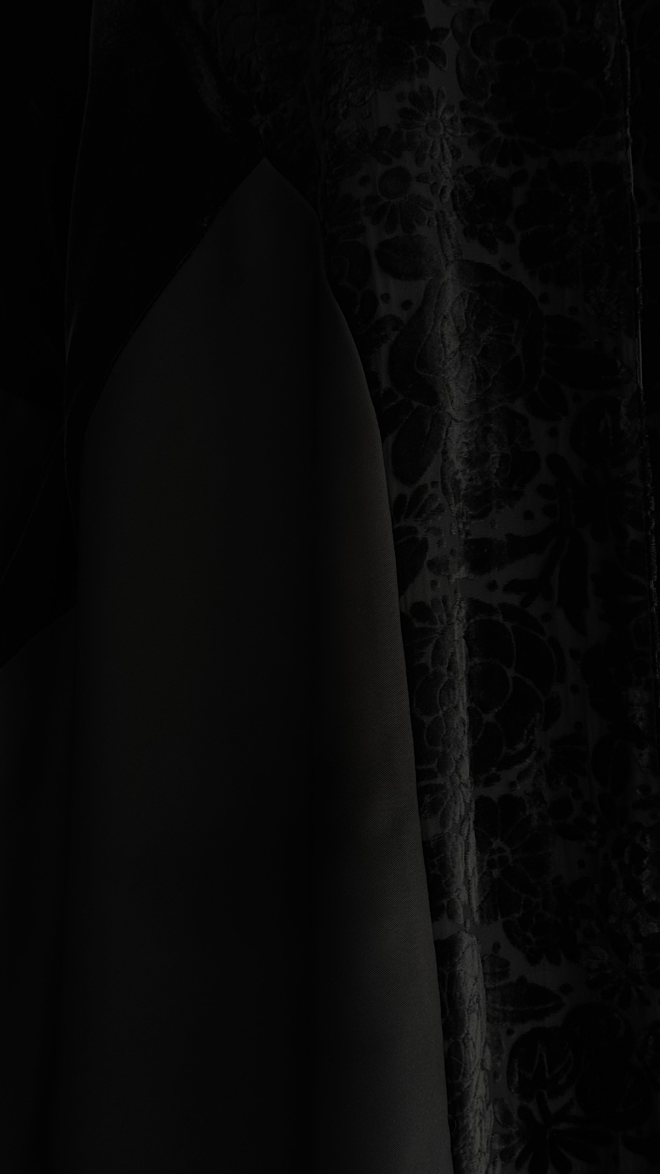 MWT694 - عباية اسود مخمل وردات - Aya