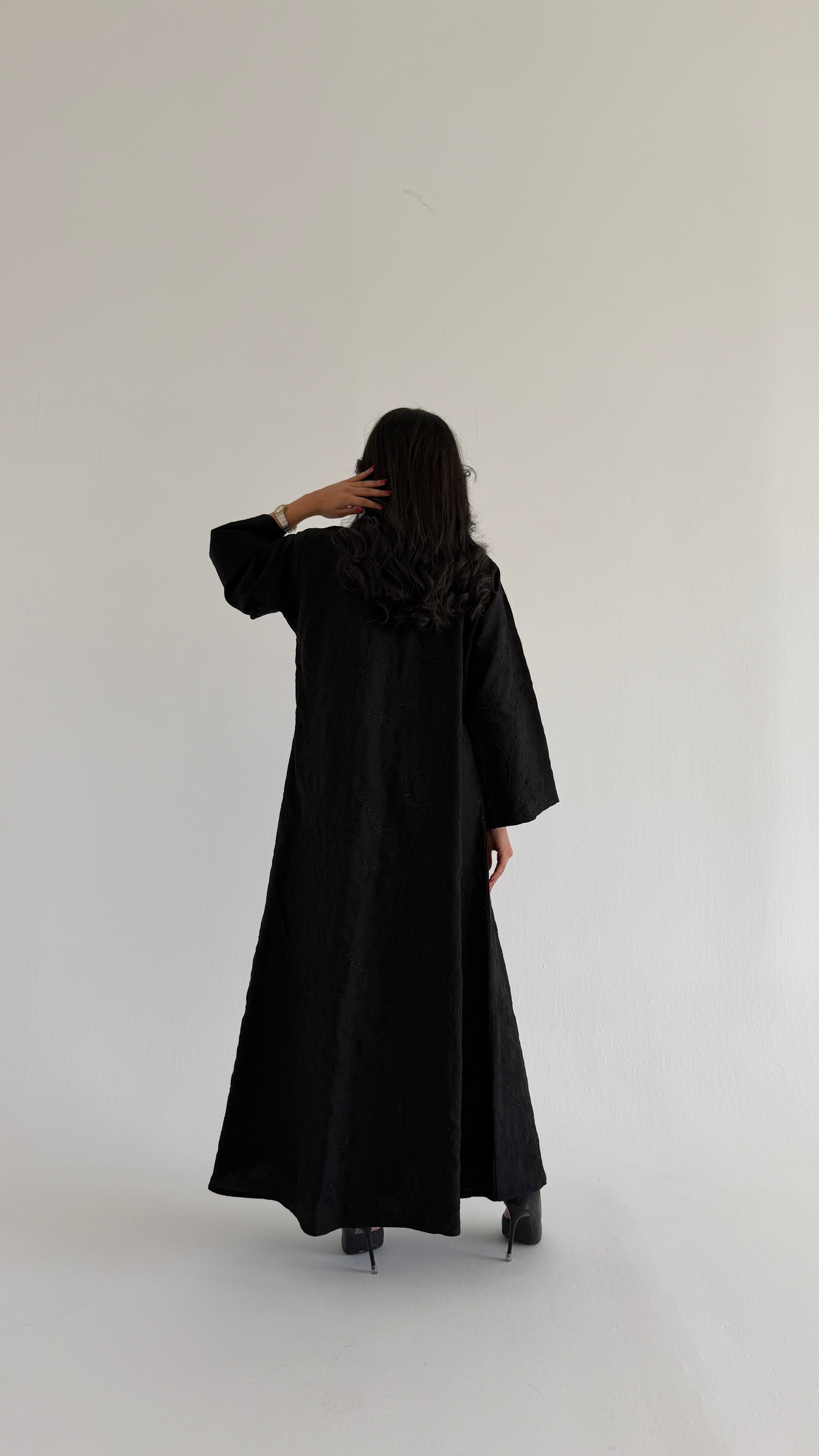 MW2045 - عبايه كريب كتان مع اضافه تطريز بالكامل - Aya