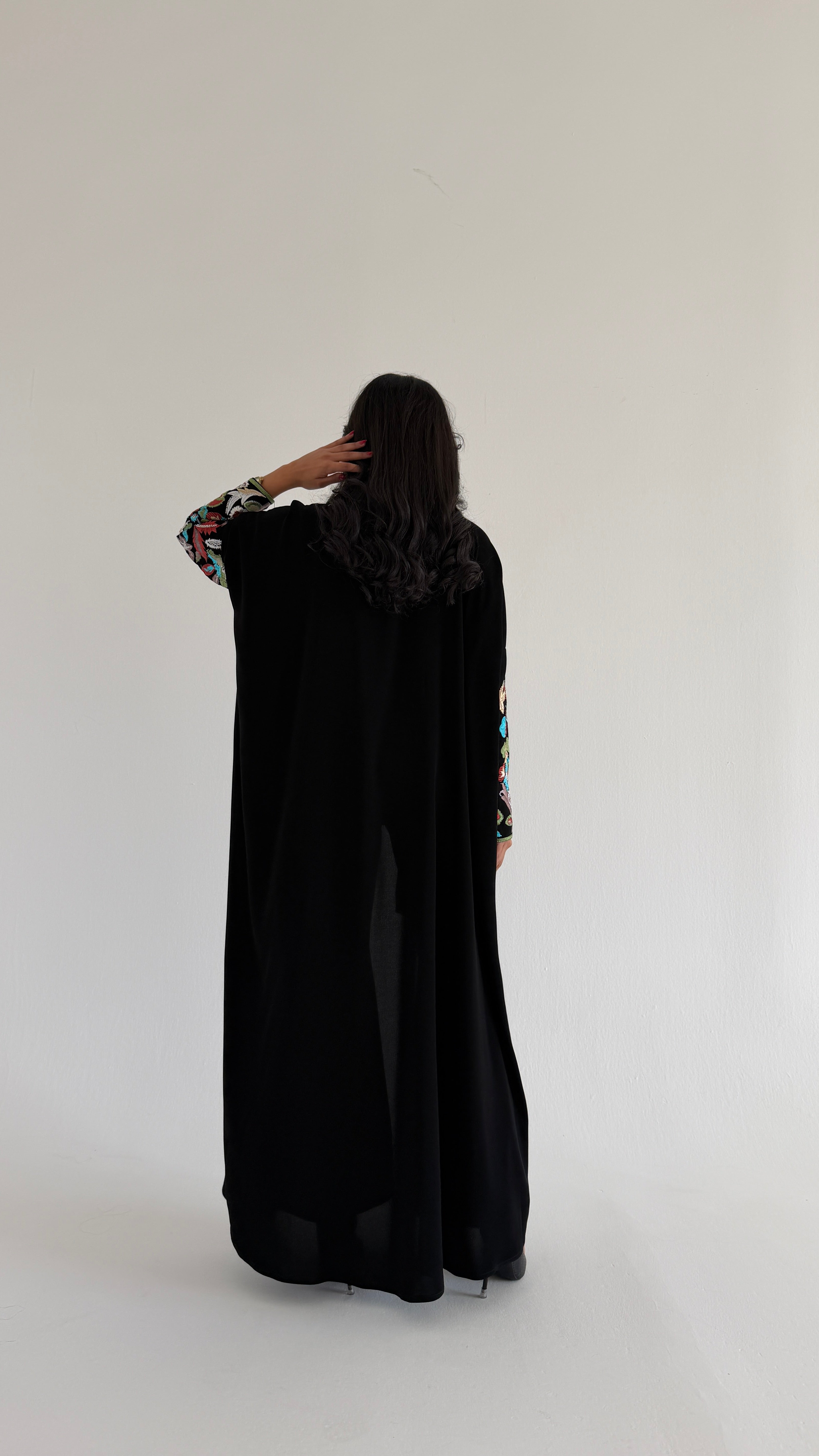 MW2036 - عباية ملكي بقصه البشت مع اضافة شغل اليد بالاكمام - Aya