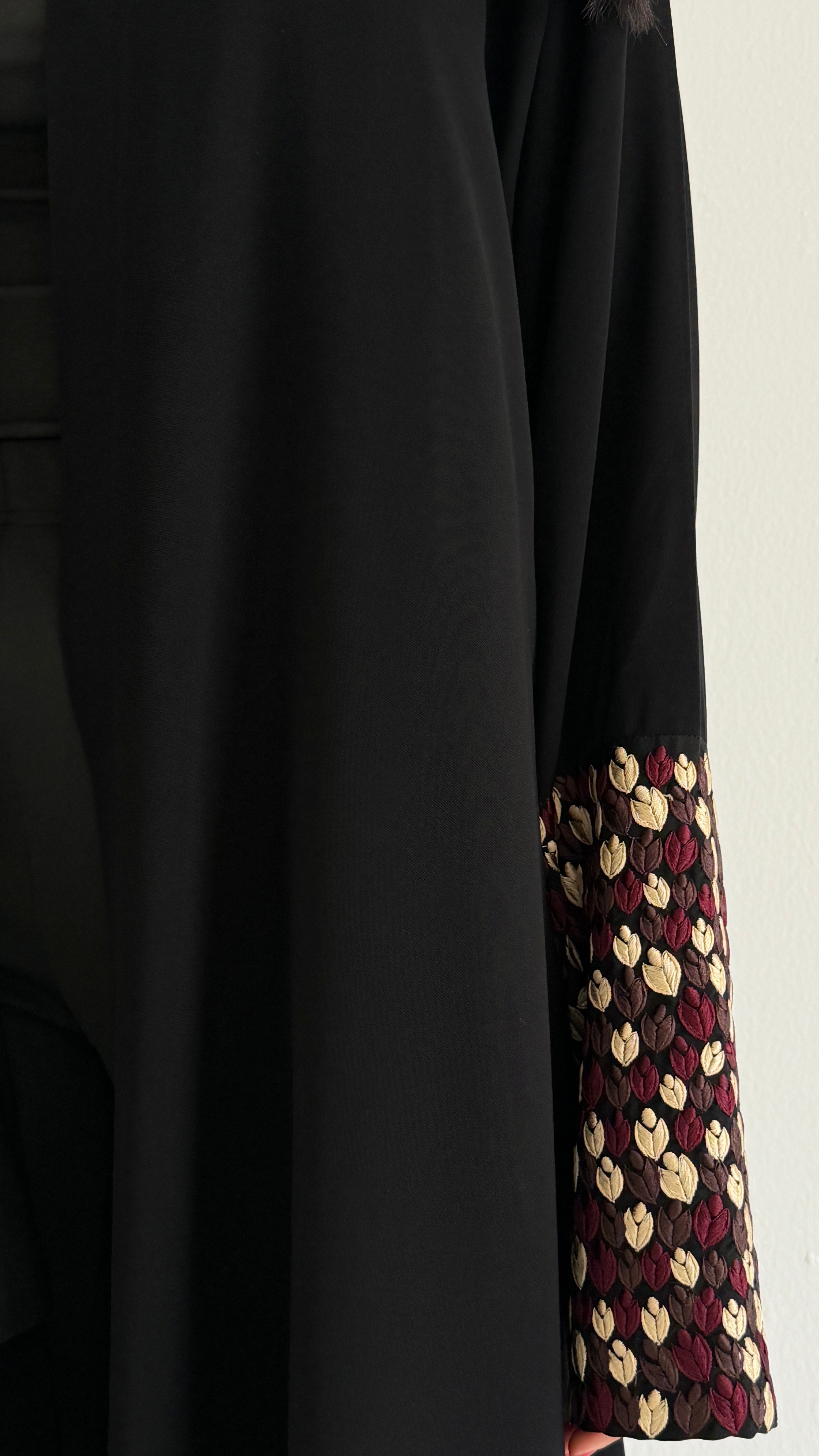 MW2049 -عبايه ملكي مع اضافه التطريز في الاكمام - Aya