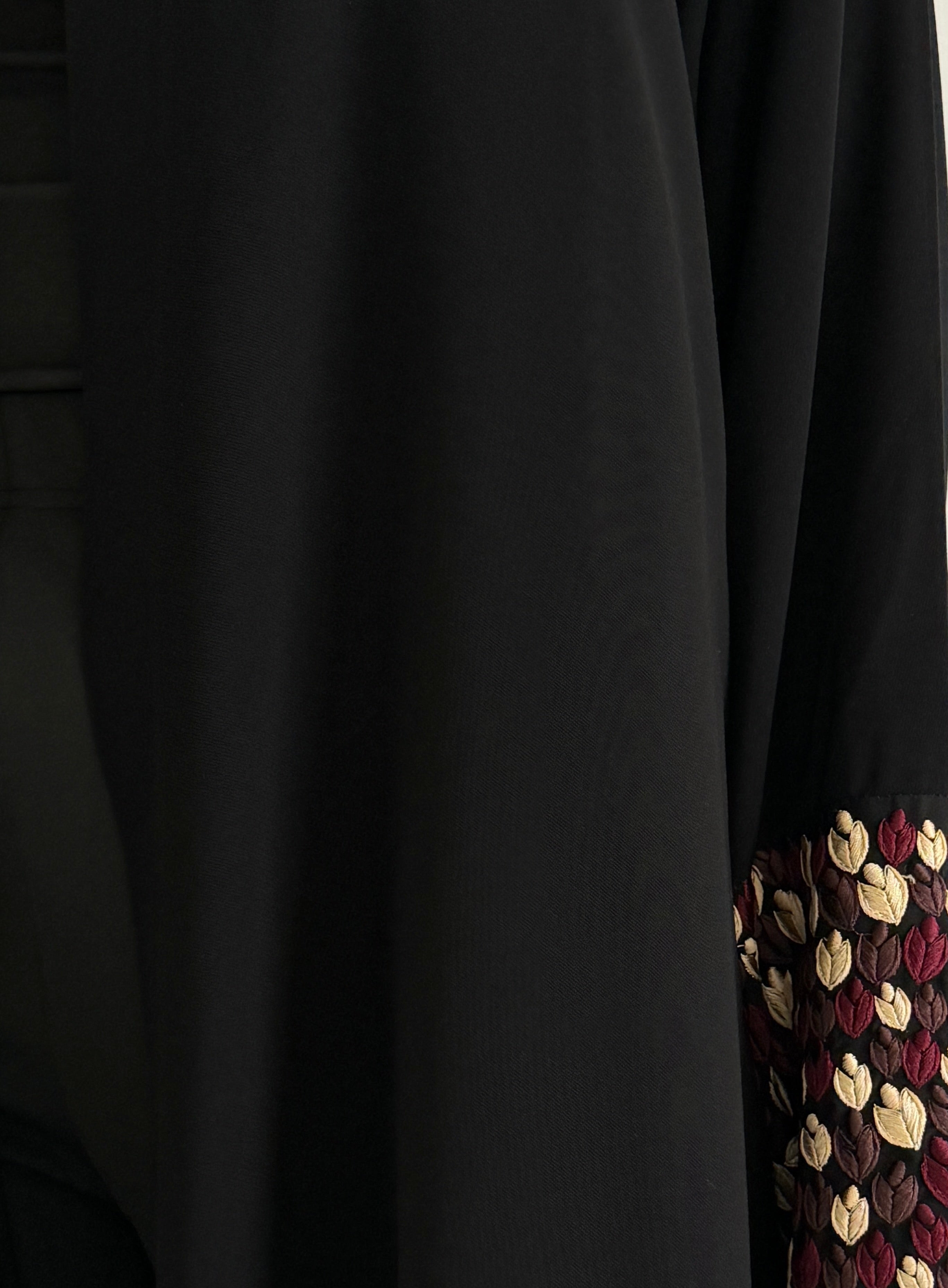 MW2049 -عبايه ملكي مع اضافه التطريز في الاكمام - Aya