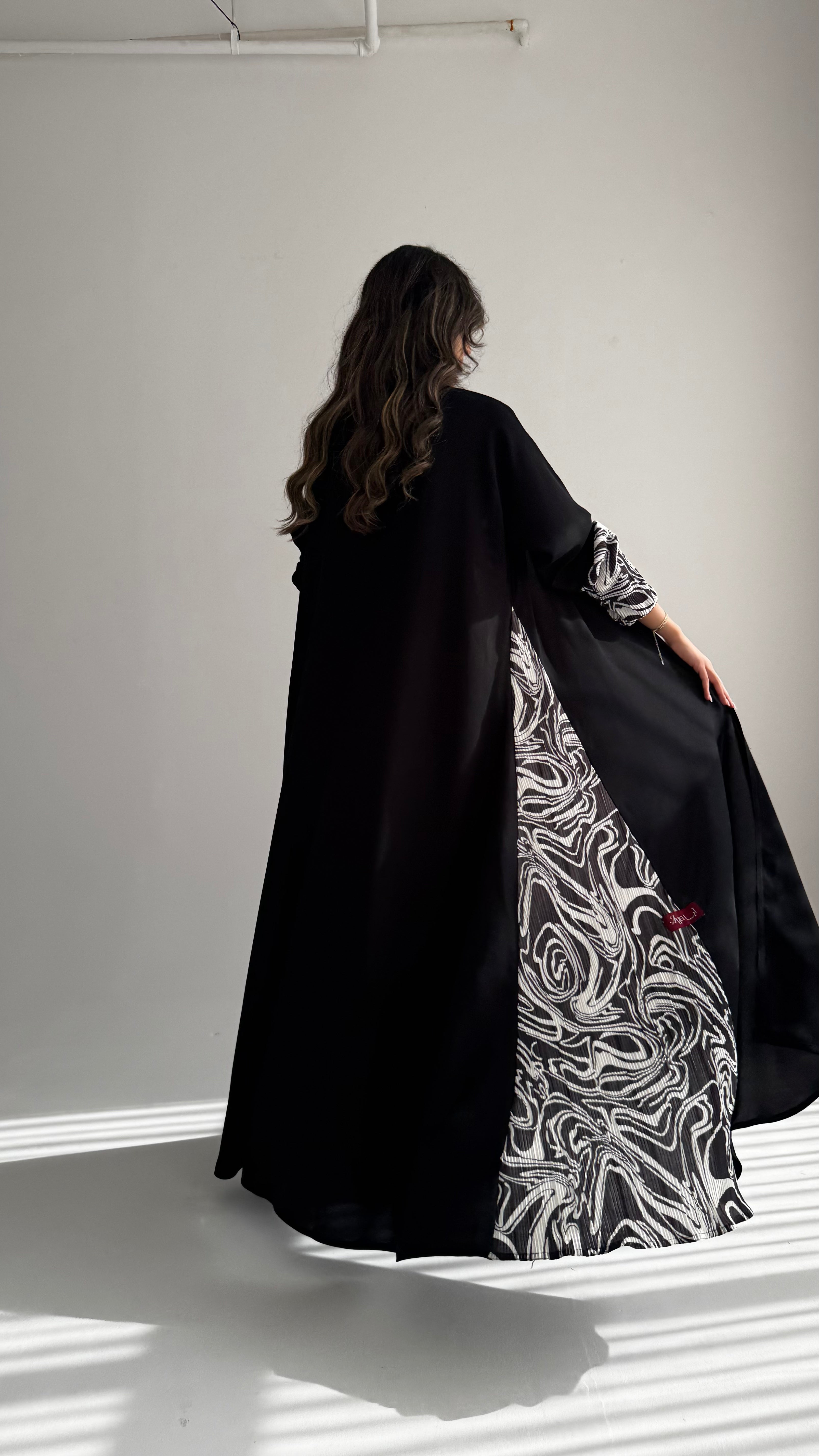 MWT900 - عباية سوداء كريب كلوش تدخيلة جوانب جاكار طباعة - Aya