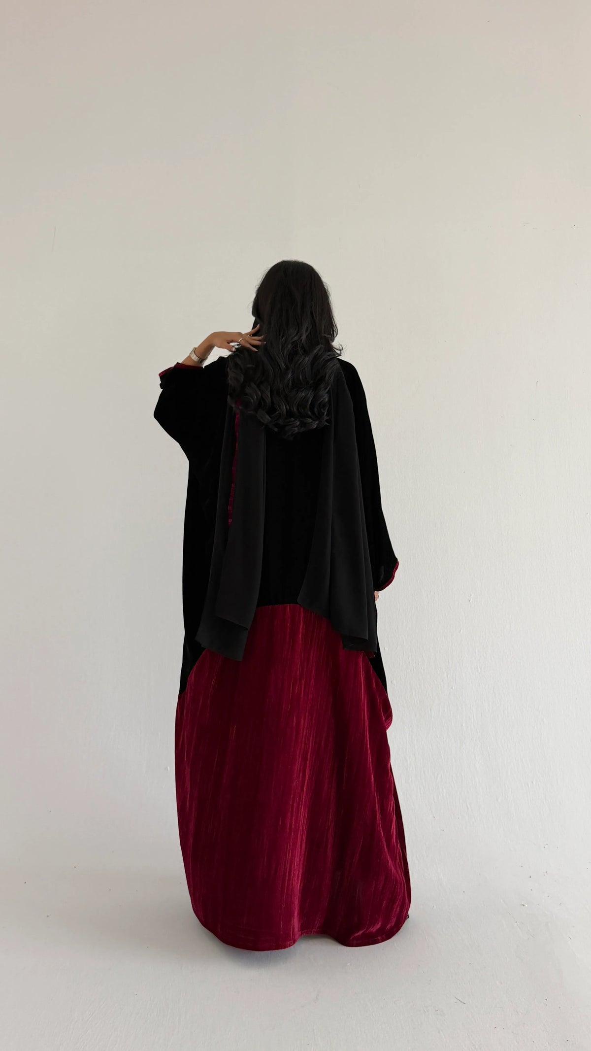 MWT2182 - عبايه مخمل اسود وعنابي - Aya