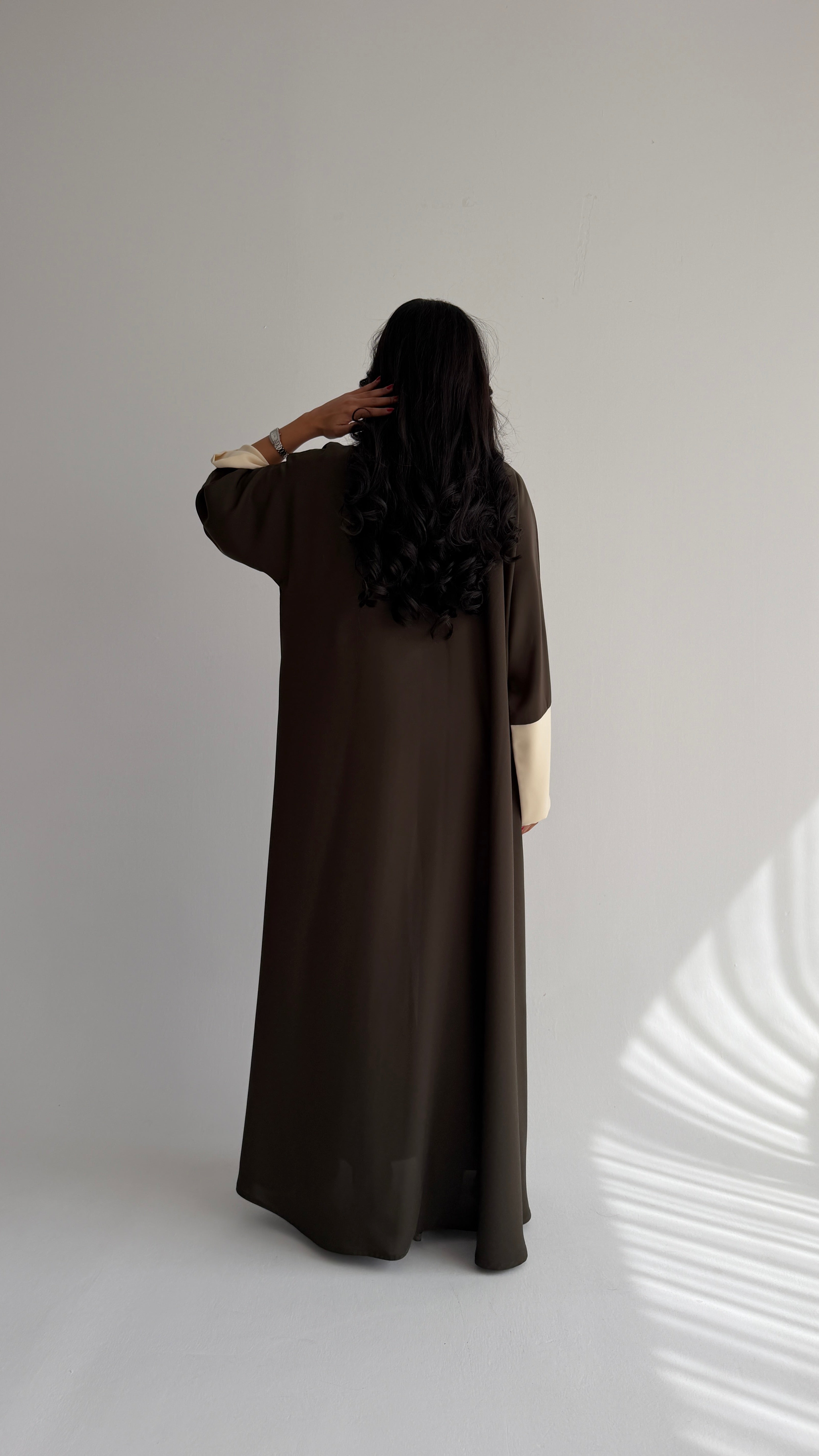 MW2084 - عباية كريب حرير قصه نص كلوش - Aya