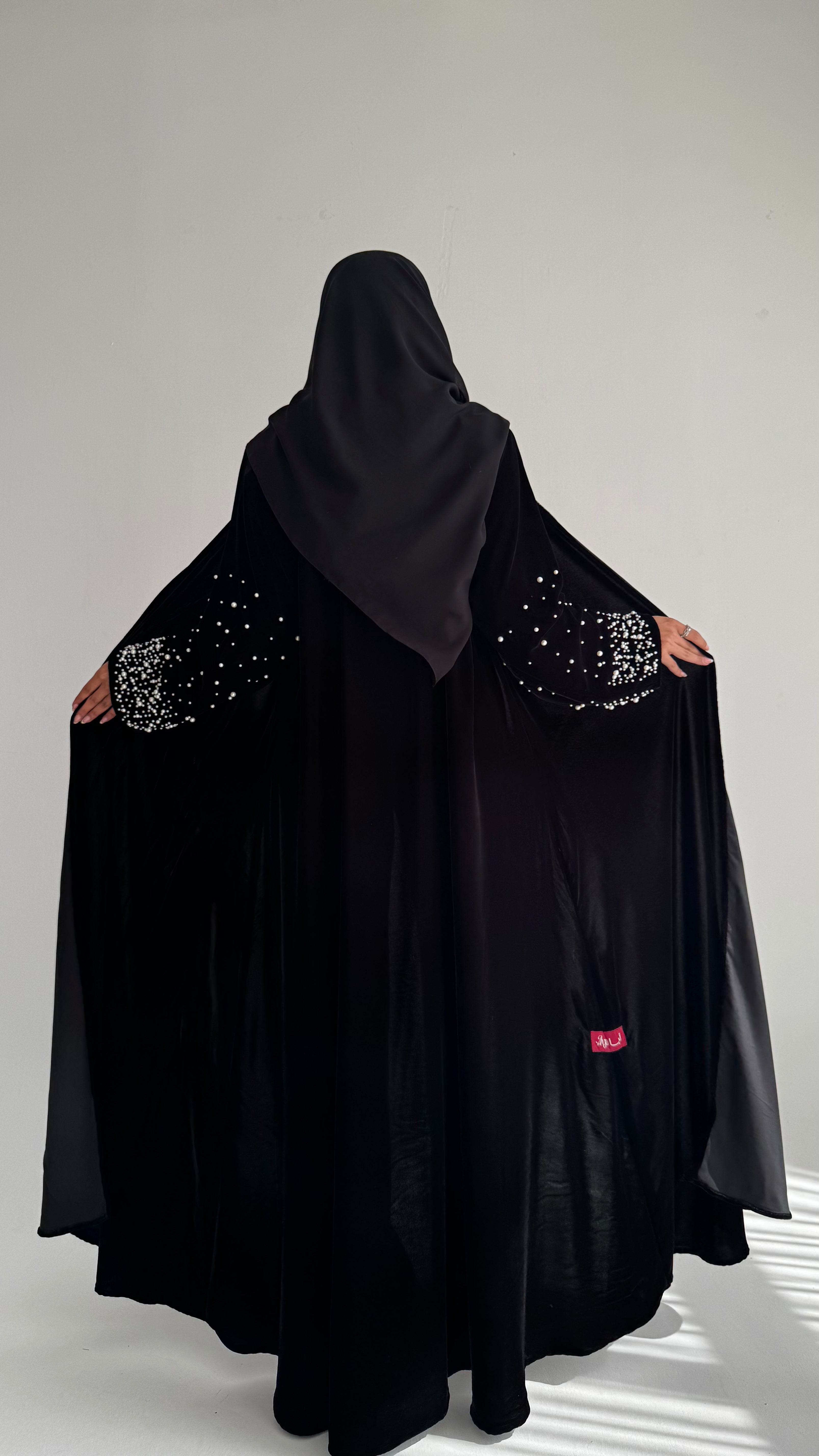 MWT698 - عباية مخمل مع لؤلؤ بالاكمام