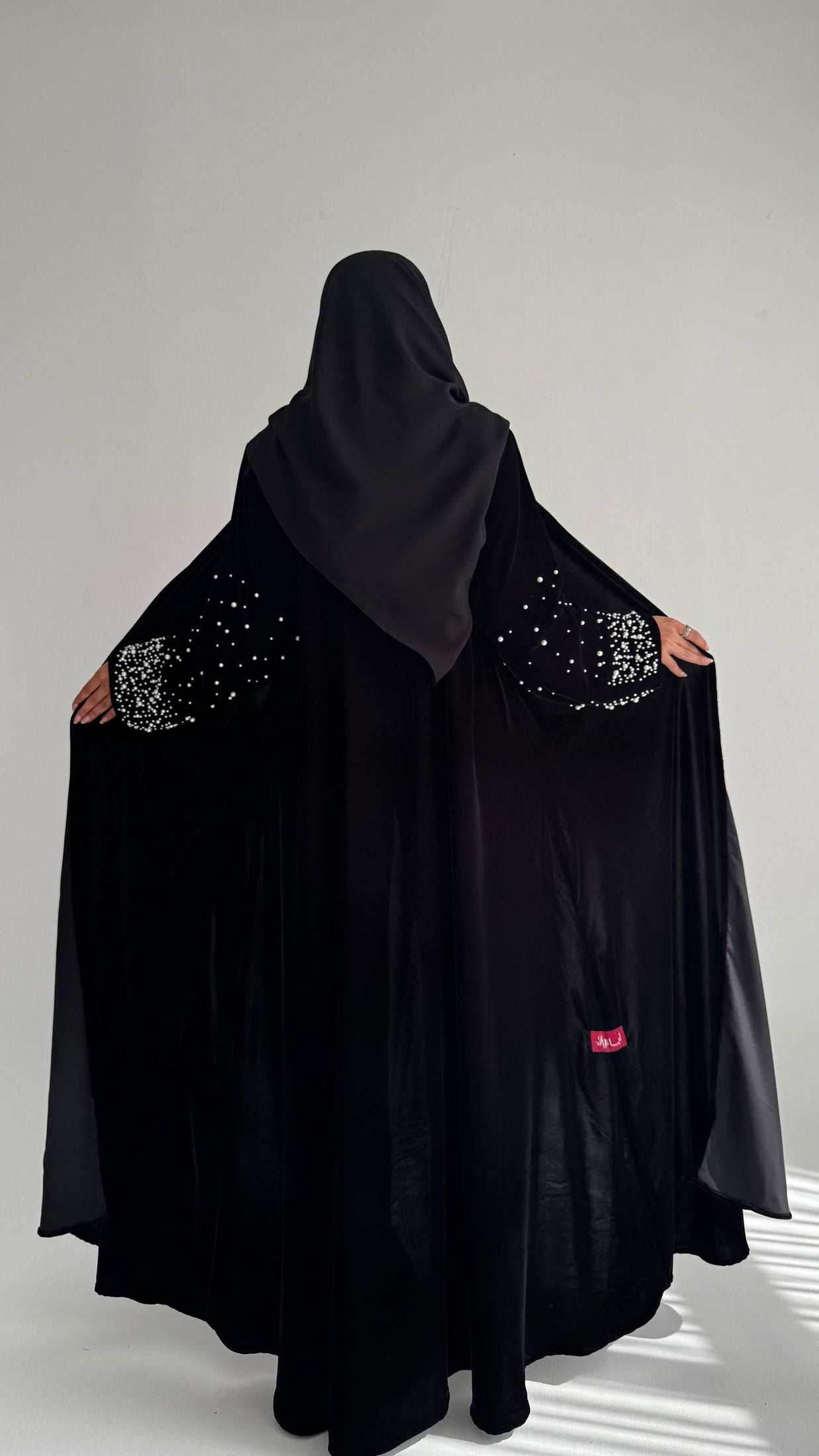 MWT698 - عباية مخمل مع لؤلؤ بالاكمام - Aya