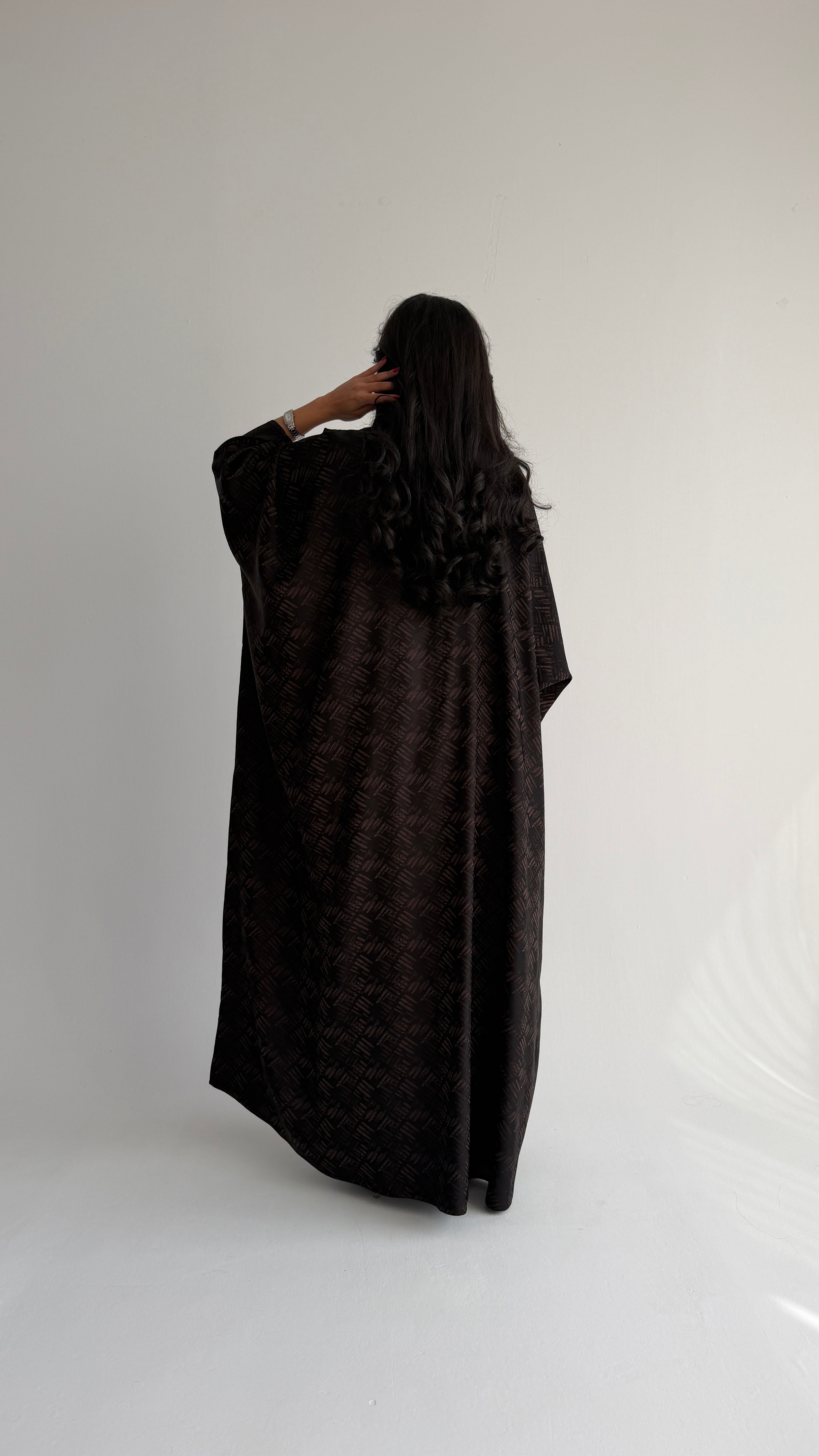 MW2080 - عباية جاكار قصه بشت مع اضافة فستان داخلي كريب حرير - Aya