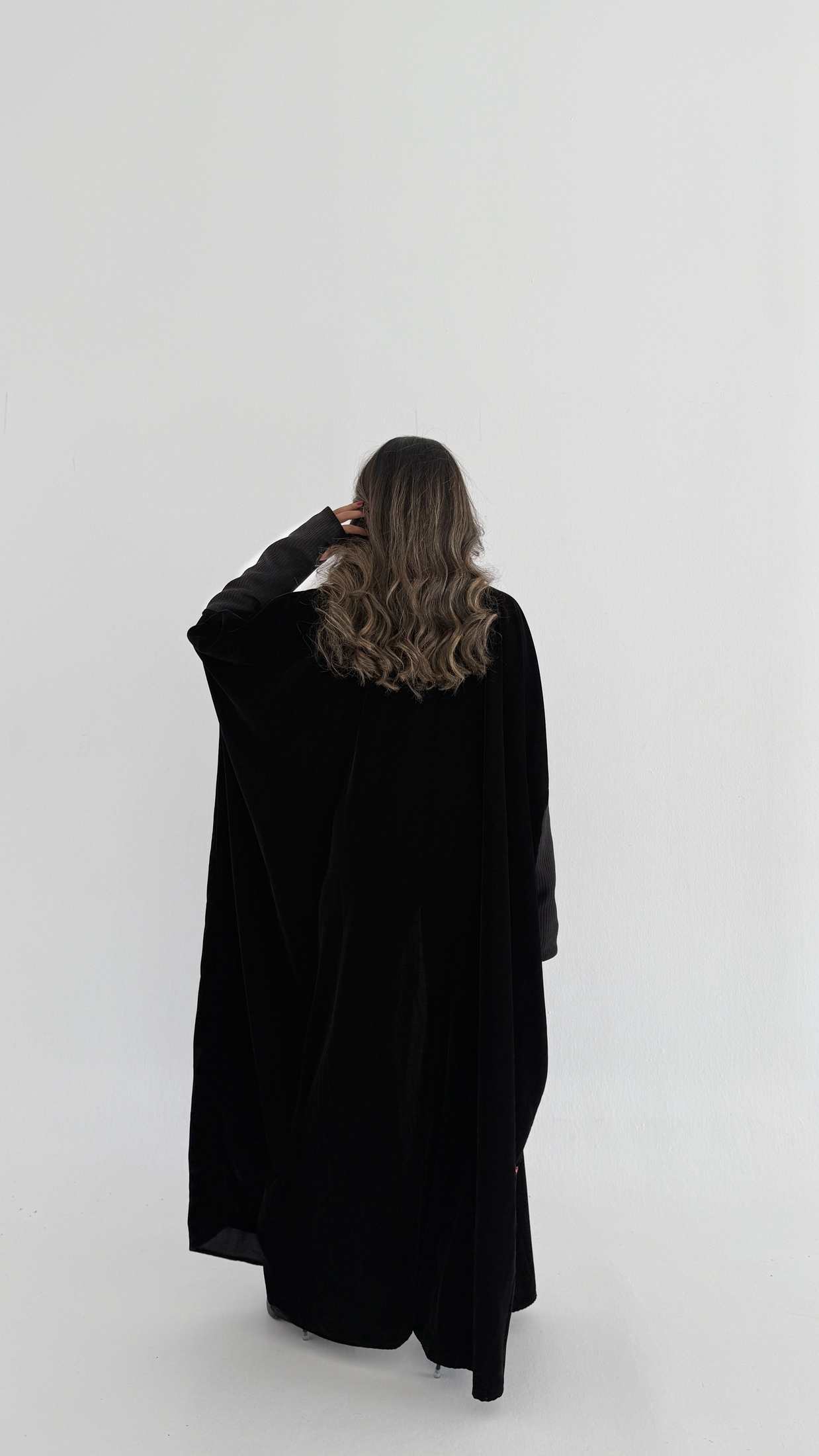 MWT749 - عباية مخمل بأكمام استرتش - Aya