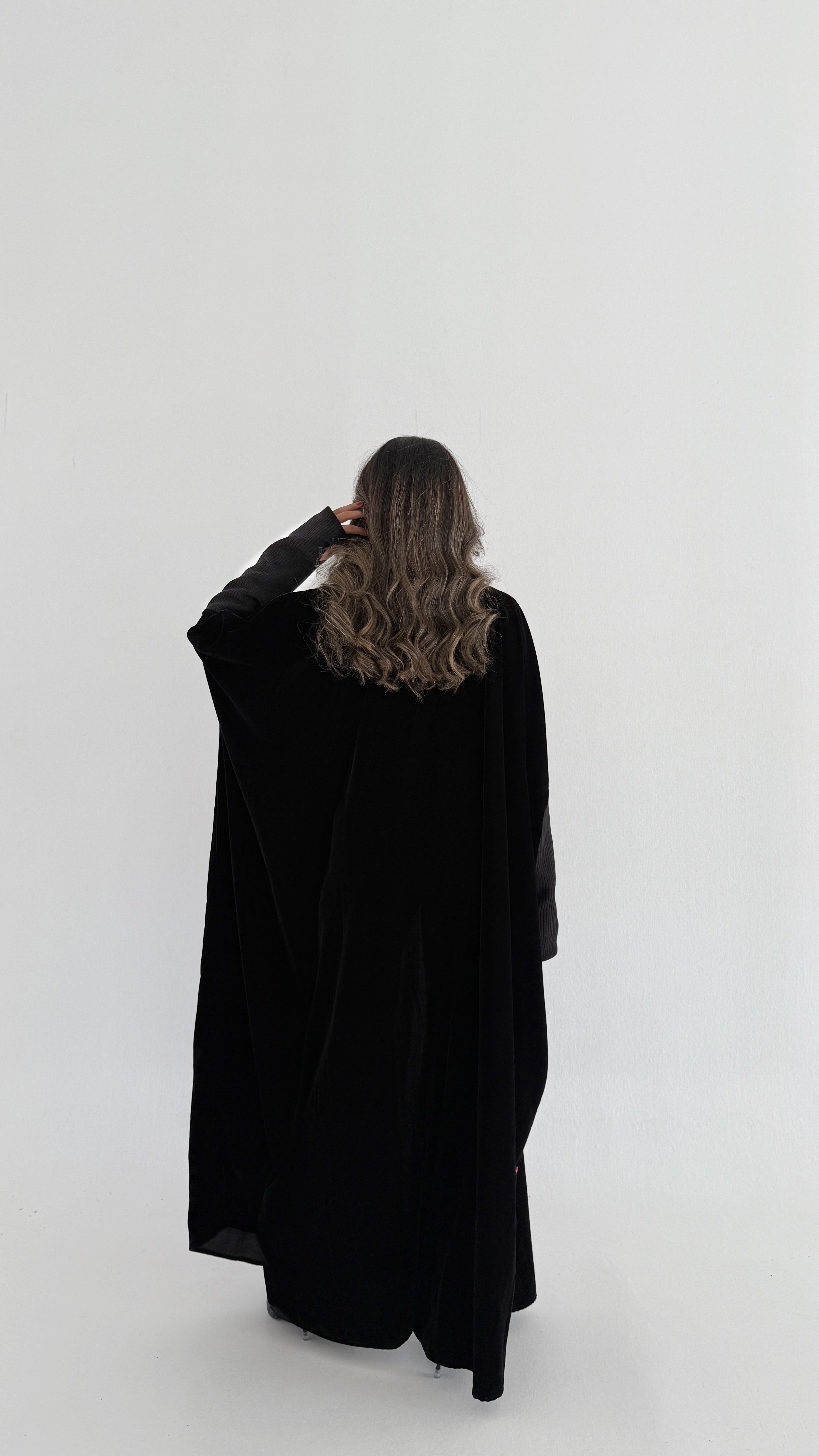 MWT749 - عباية مخمل بأكمام استرتش - Aya