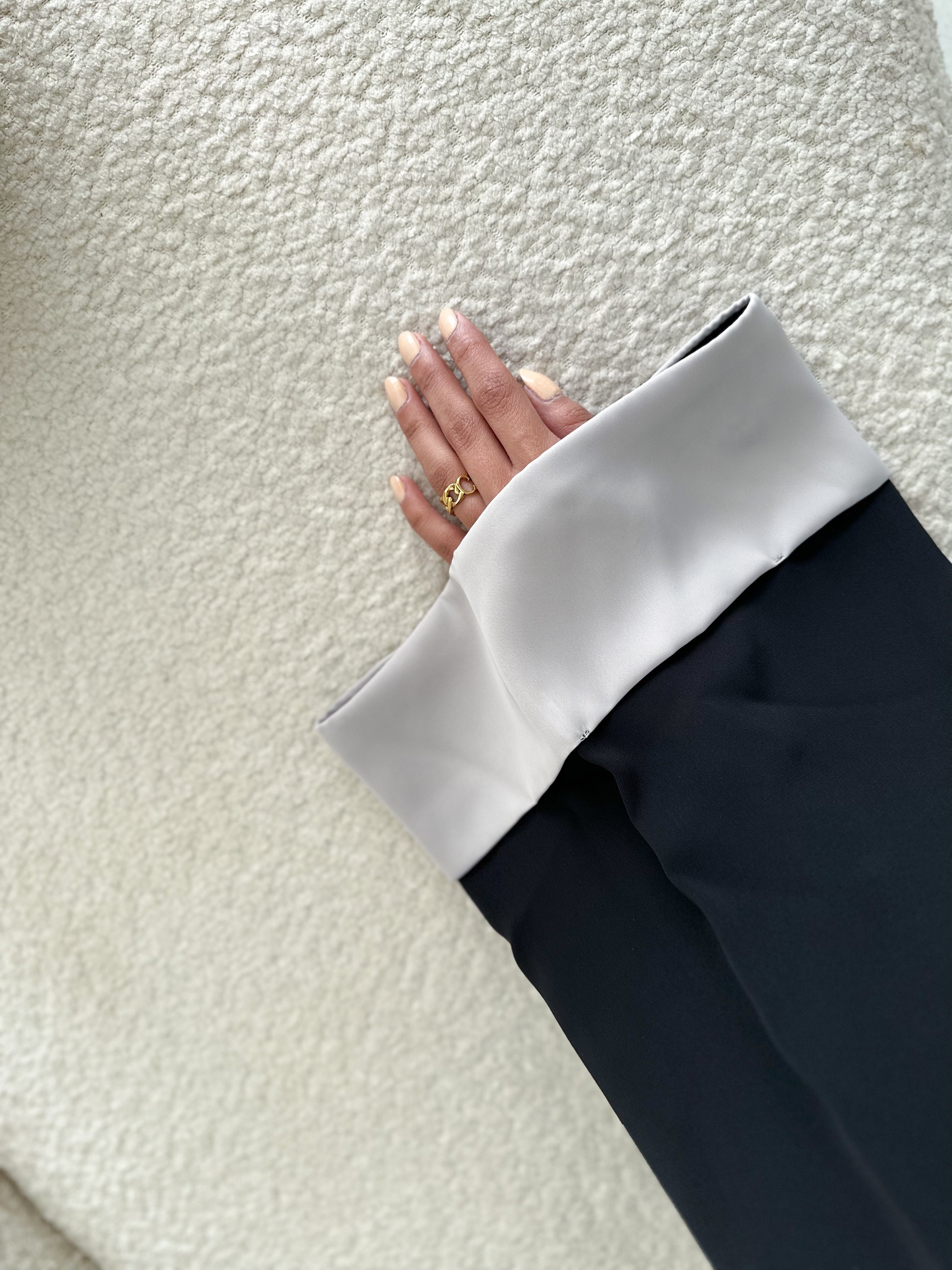 MW1425 - عباية من الكريب ناعم بأطرف كريب حرير بلون البيج - Aya