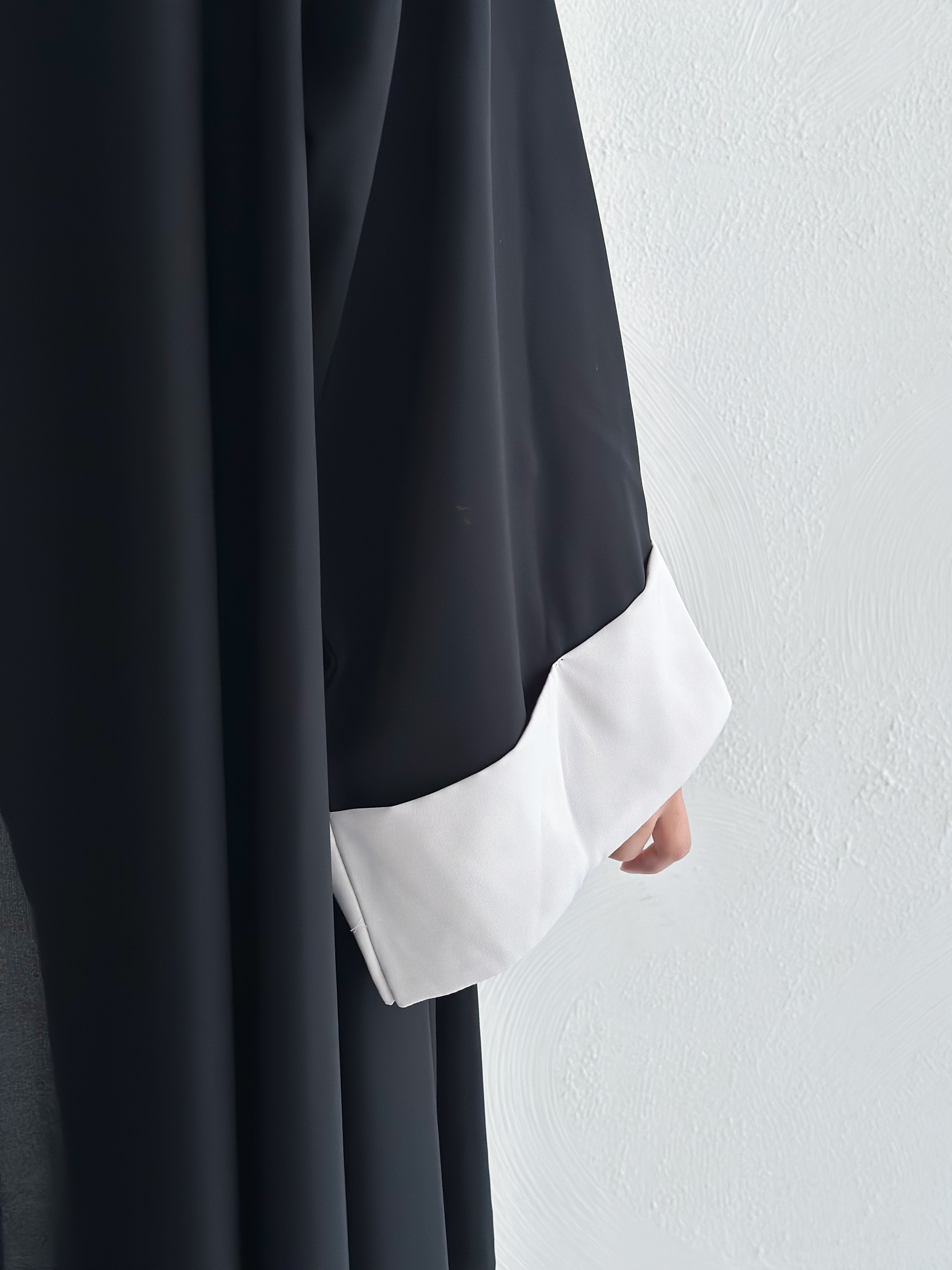 MW1425 - عباية من الكريب ناعم بأطرف كريب حرير بلون البيج - Aya