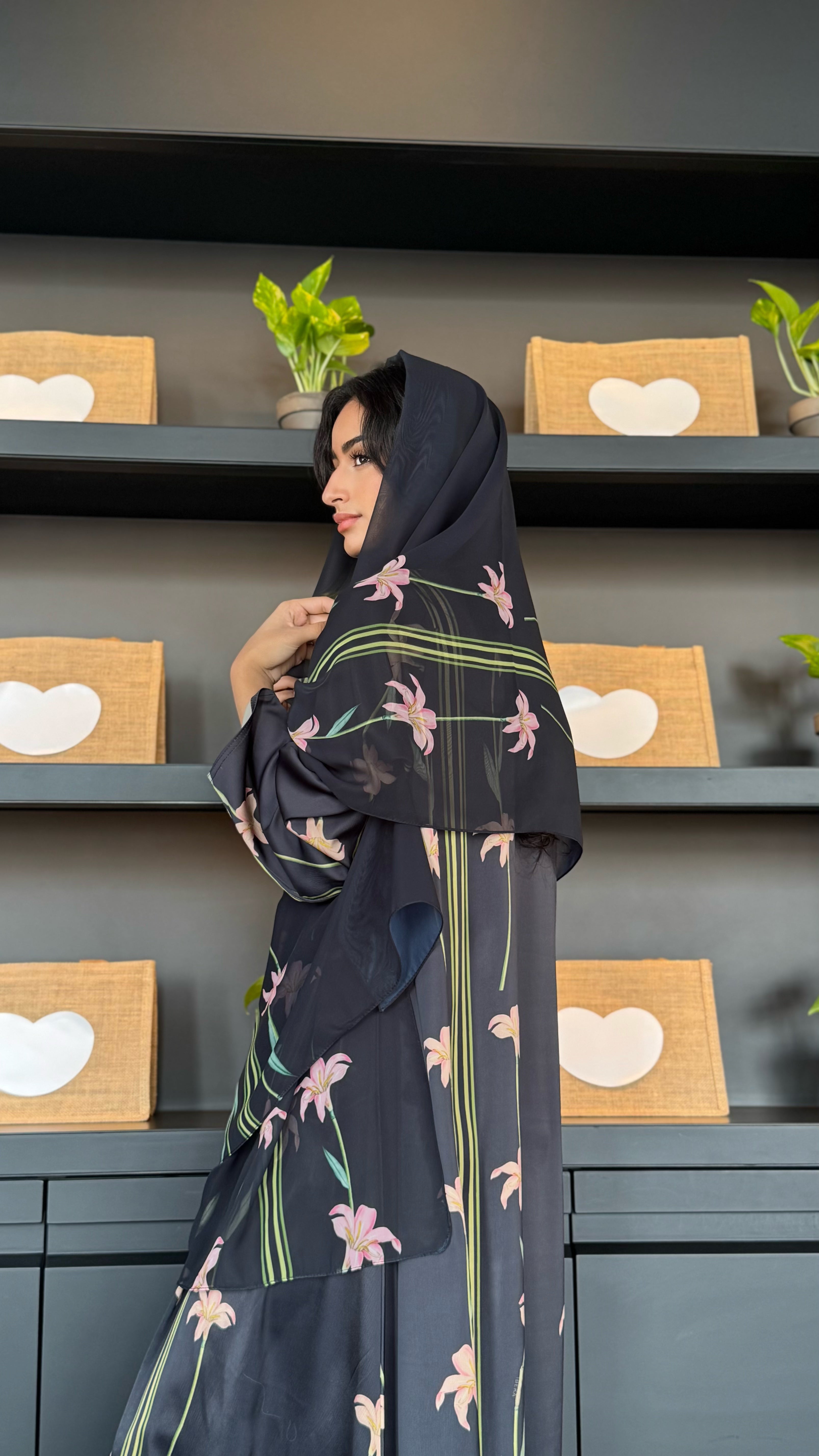 MW1640 - عباية اسود مورد - Aya