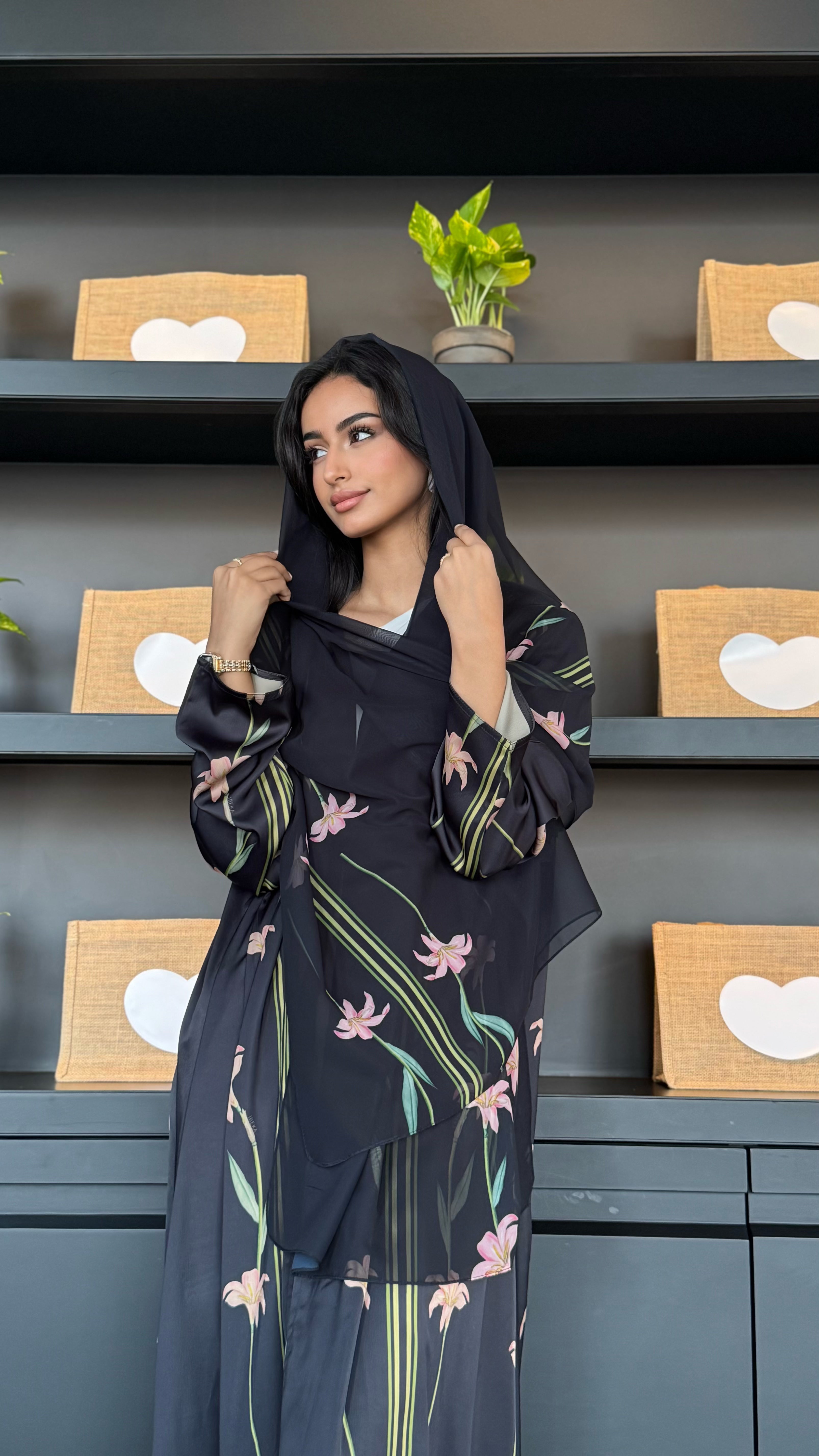 MW1640 - عباية اسود مورد - Aya