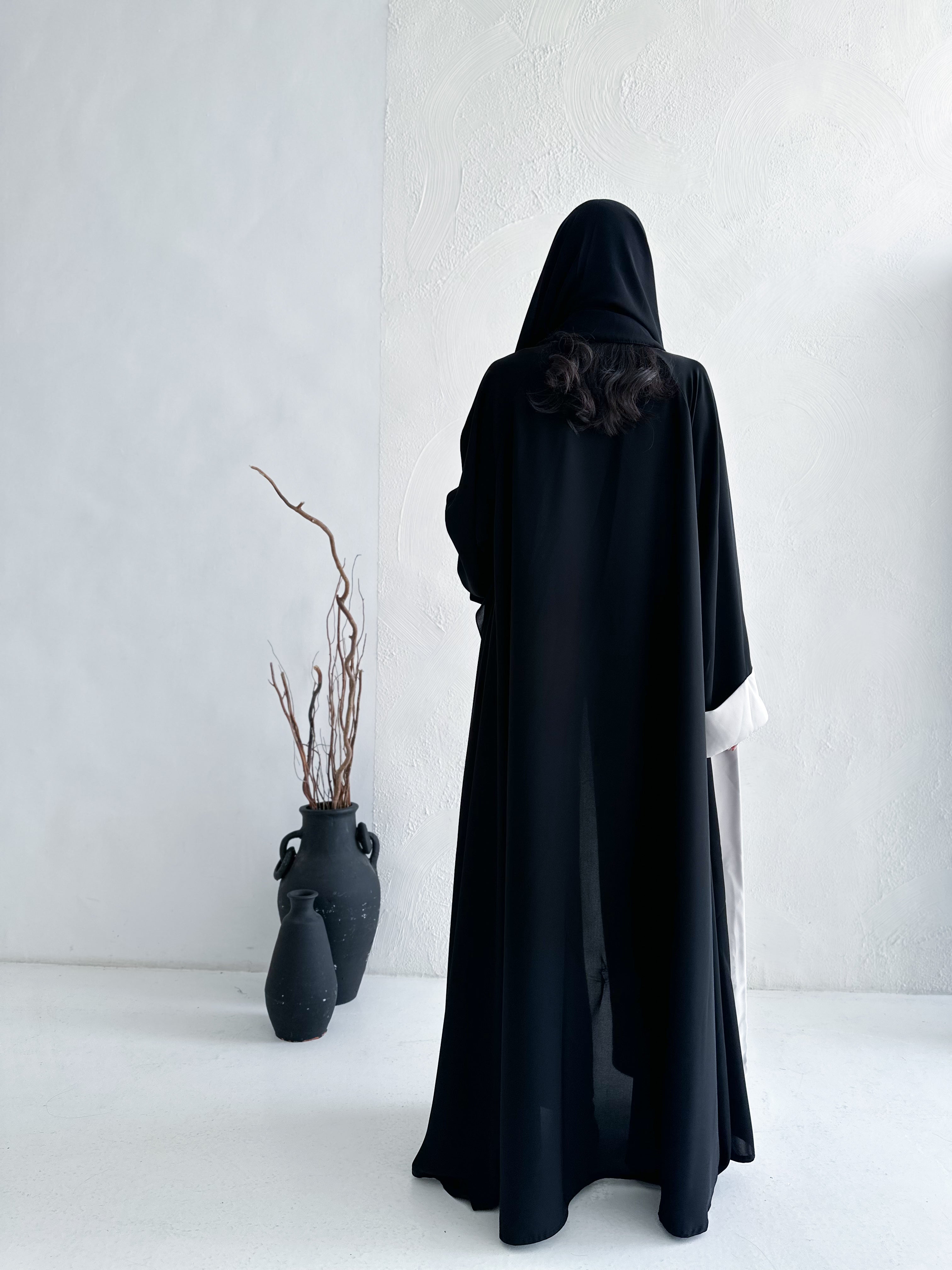 MW1425 - عباية من الكريب ناعم بأطرف كريب حرير بلون البيج - Aya