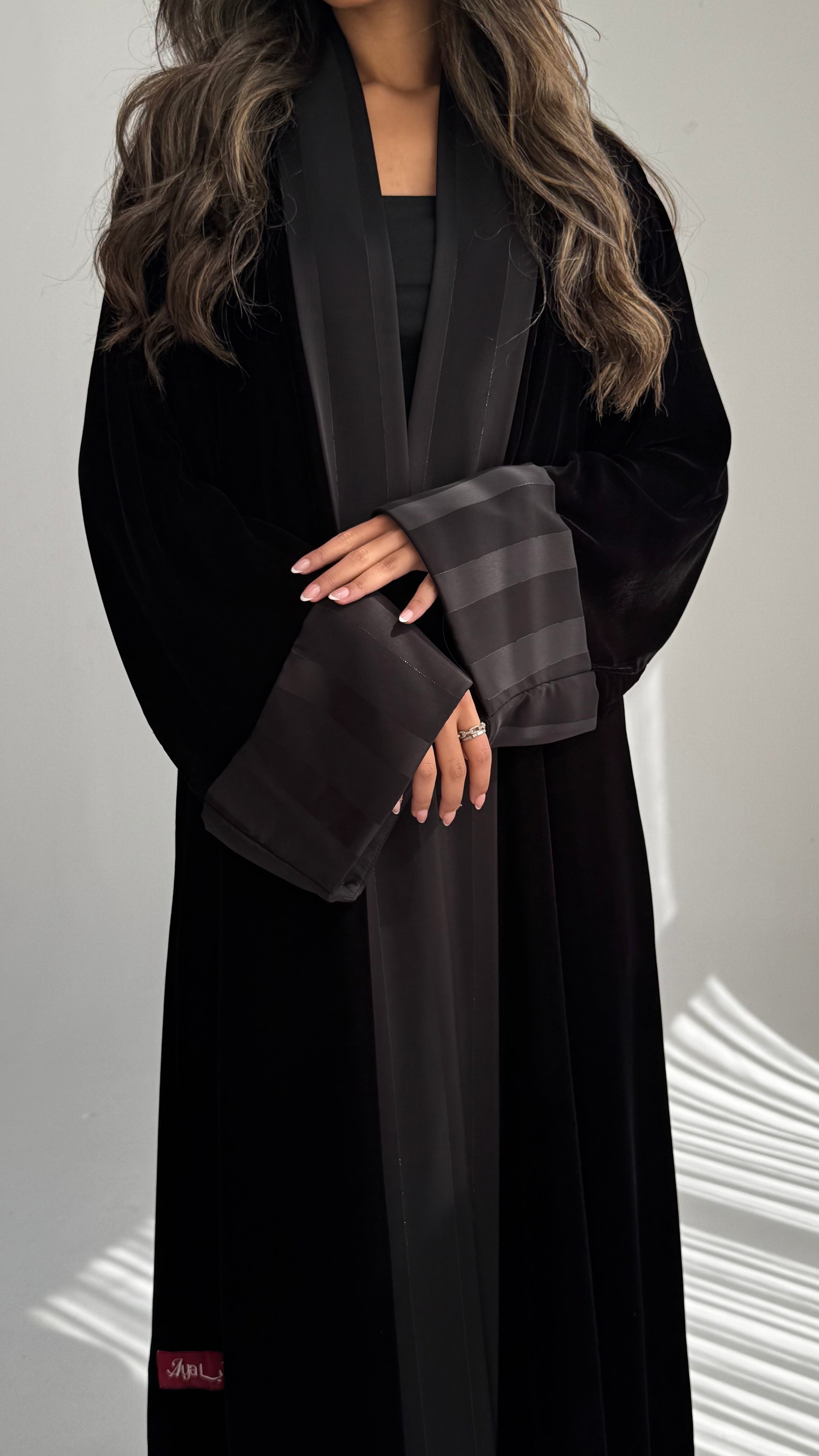 MWT688 - عباية مخمل مع تدخيلة ساتان