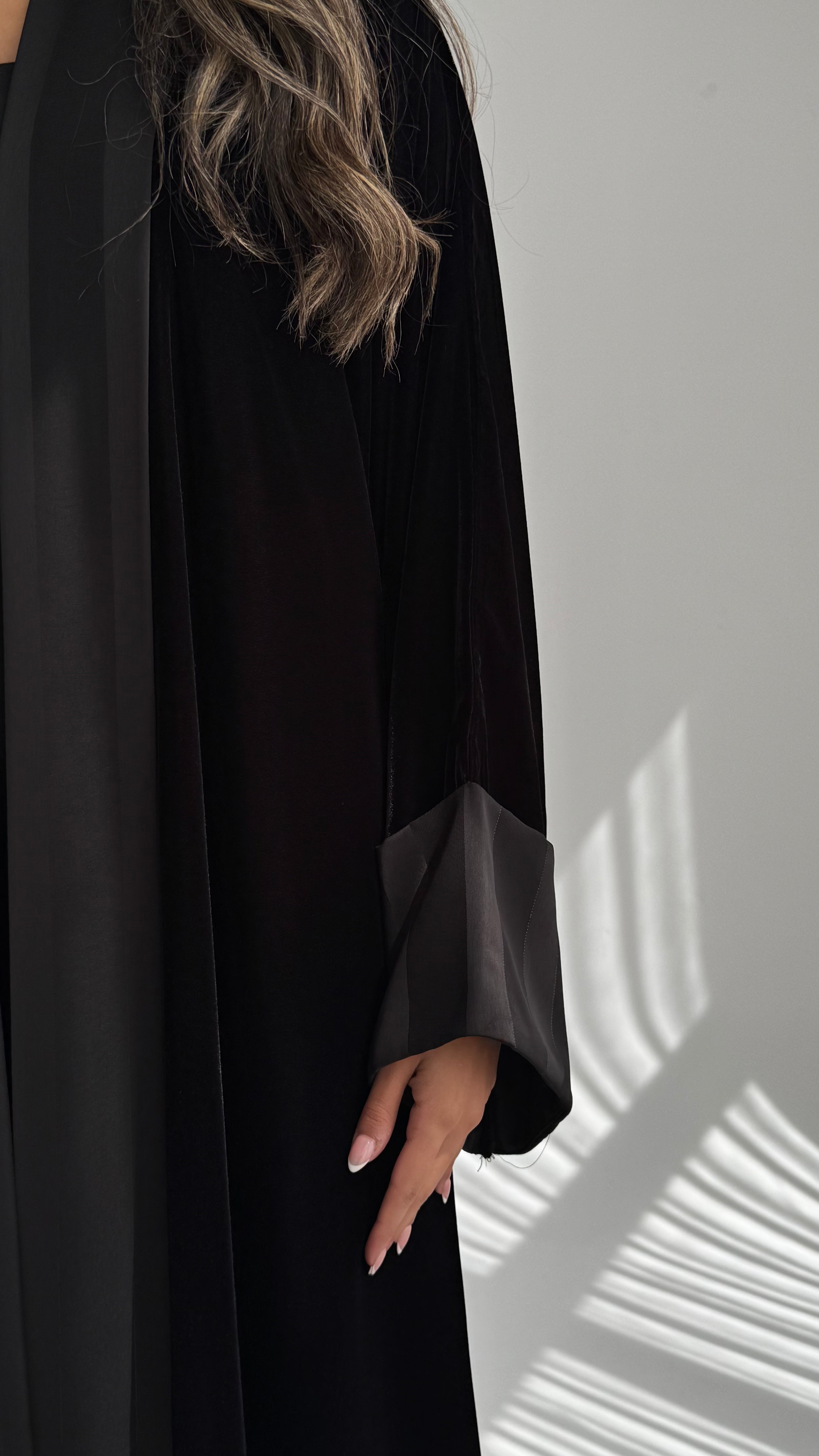 MWT688 - عباية مخمل مع تدخيلة ساتان