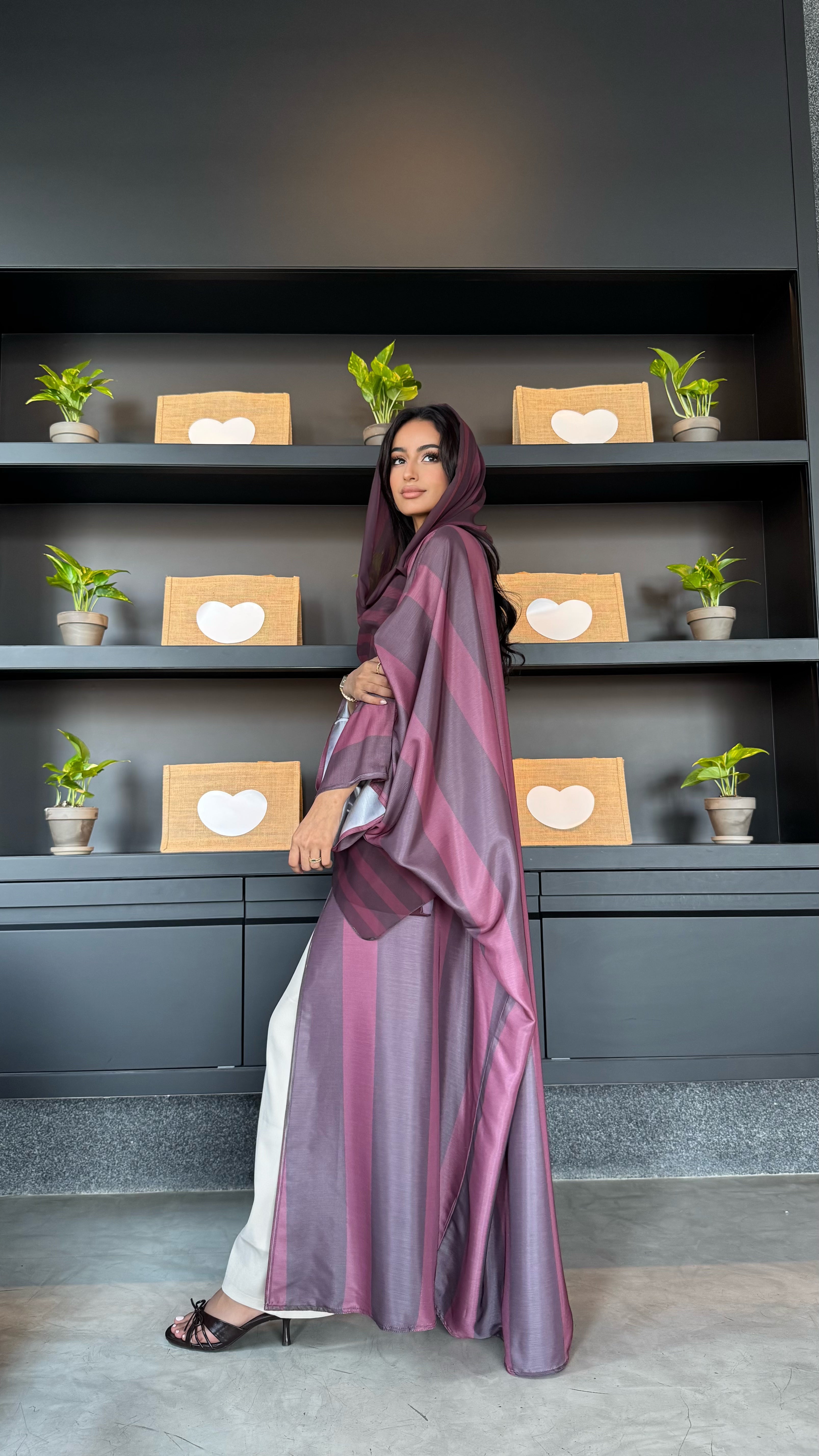 MW1641 - عبايه مخططه عنابي - Aya