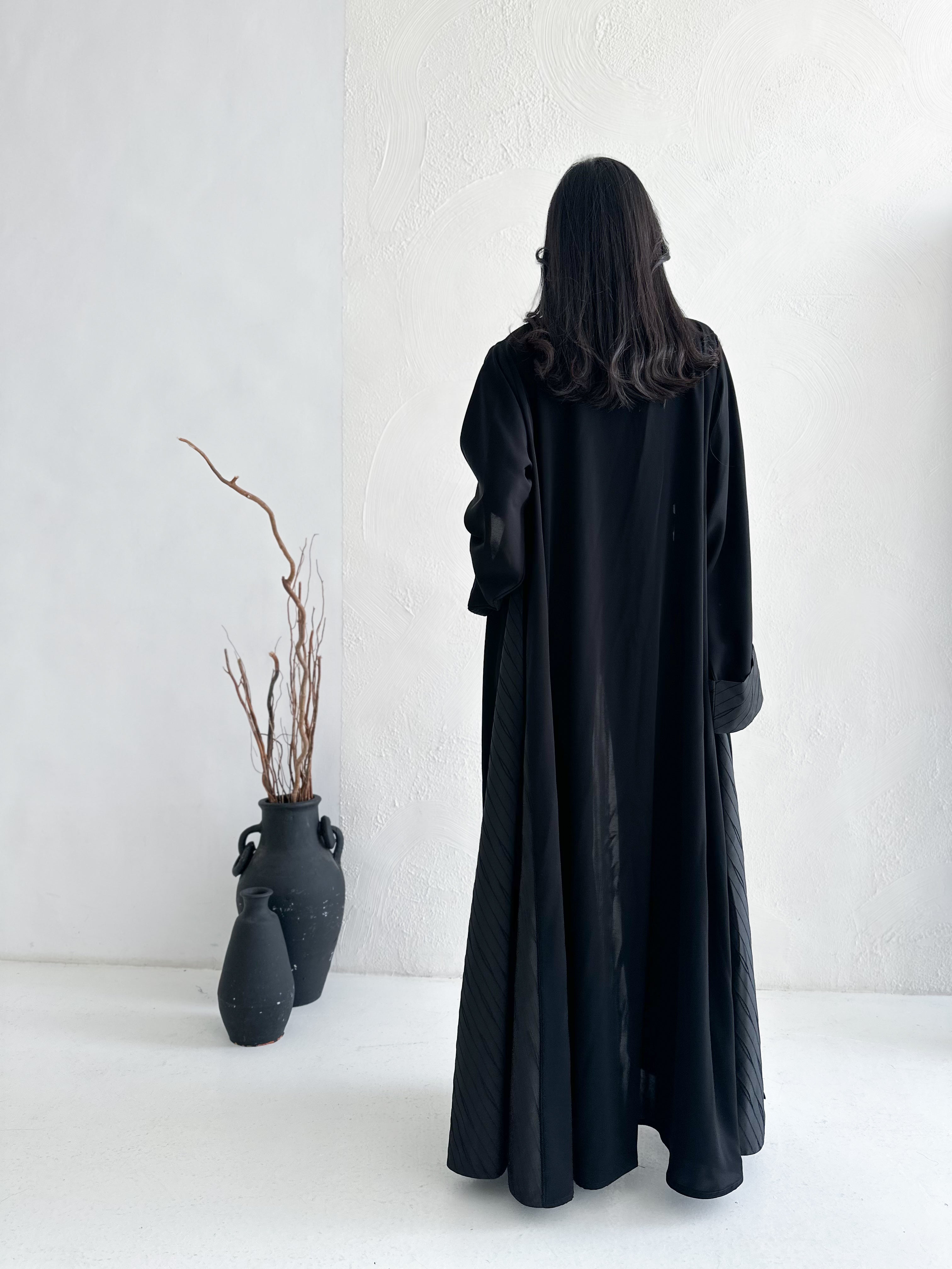 MW1427 -عباية من الكريب الناعم بأكمام واسعة والمبطنة من الشيفون المنقط - Aya