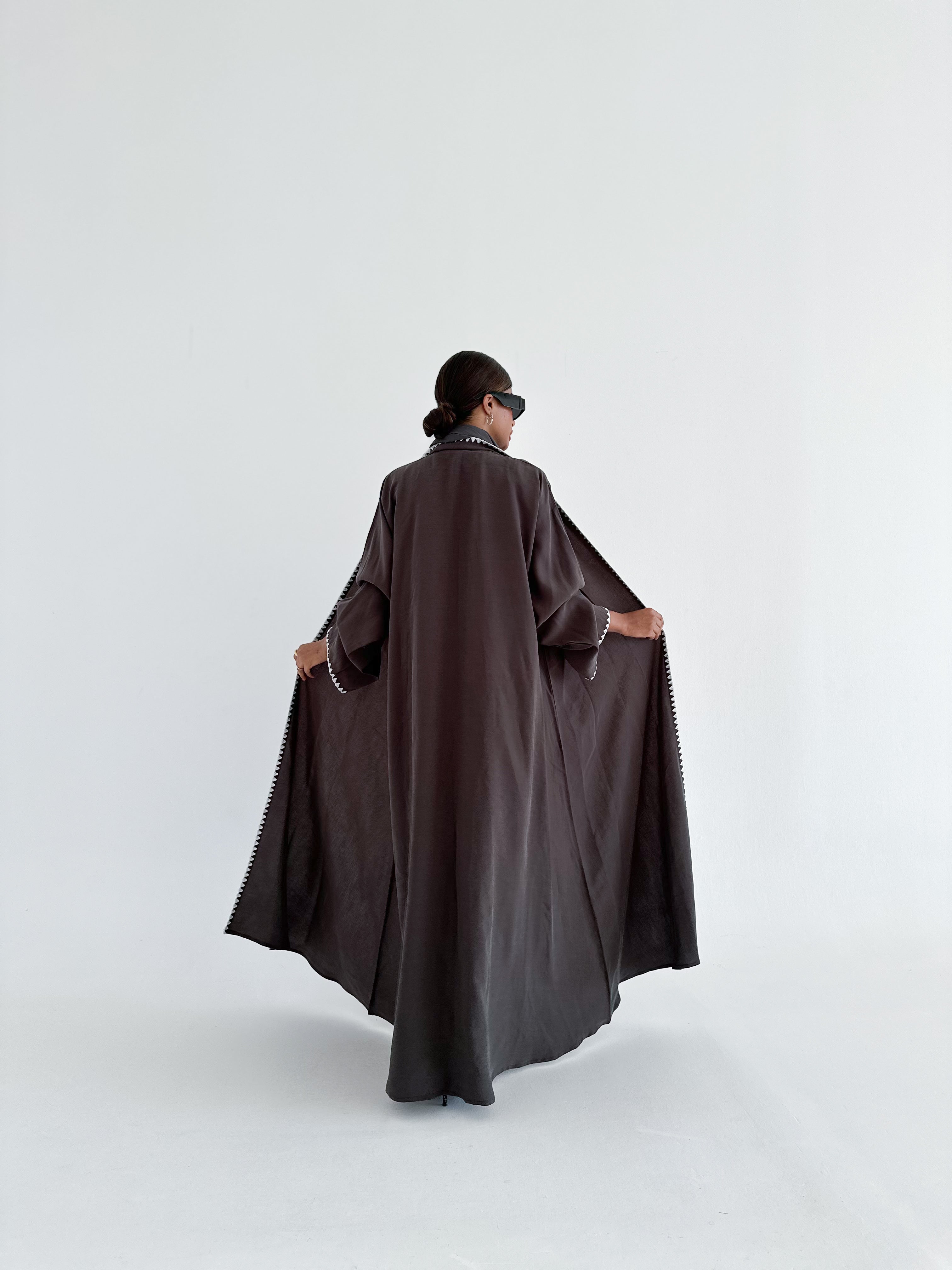 MW1391 - عباية حرير ياباني بتطريز أبيض في الأطراف