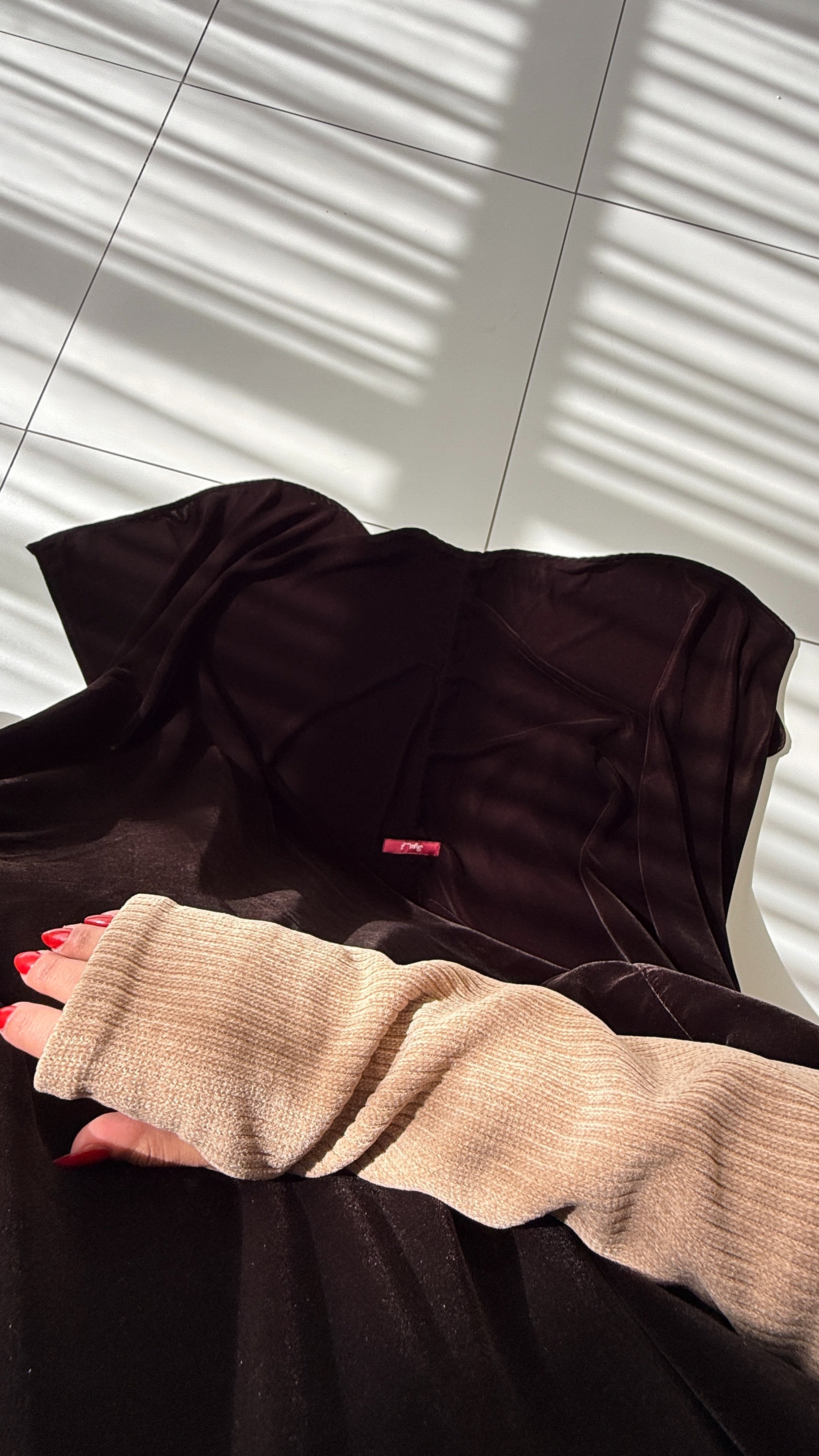 MWT748 - عباية مخمل بأكمام استرتش - Aya