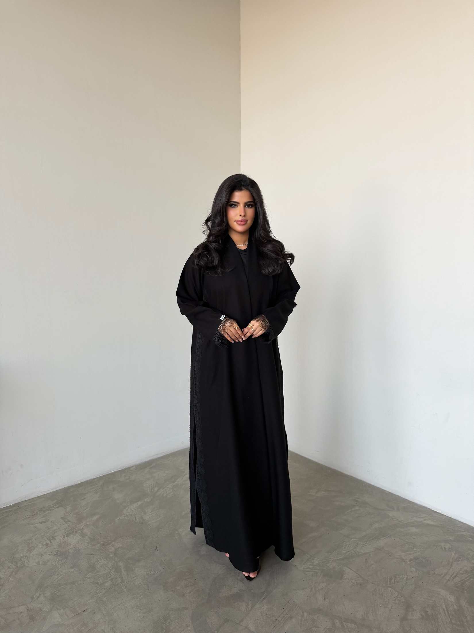 MWT4324 - عباية مينمت سوداء بجوانب تفتة - Aya
