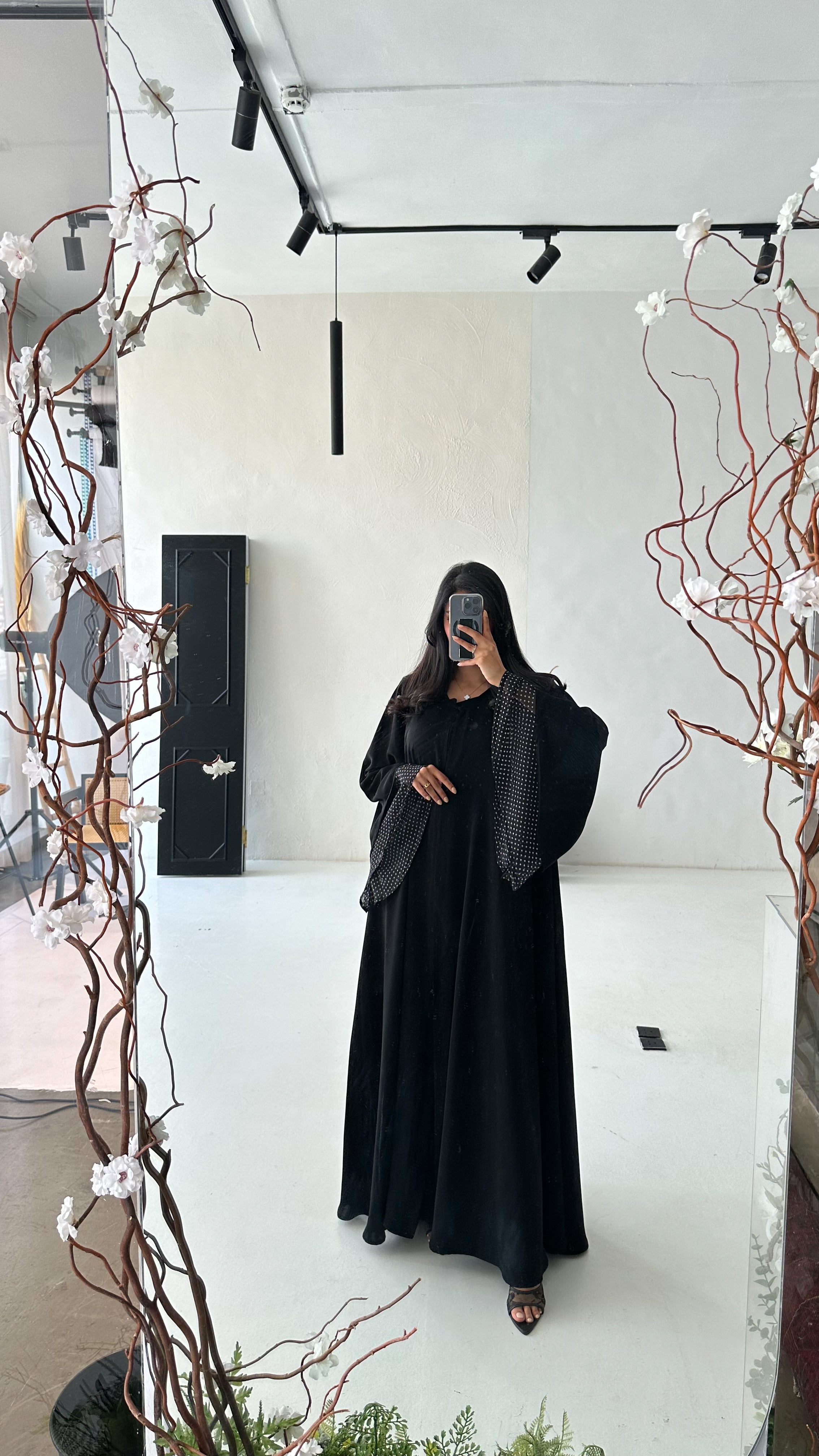 MW1427 -عباية من الكريب الناعم بأكمام واسعة والمبطنة من الشيفون المنقط - Aya