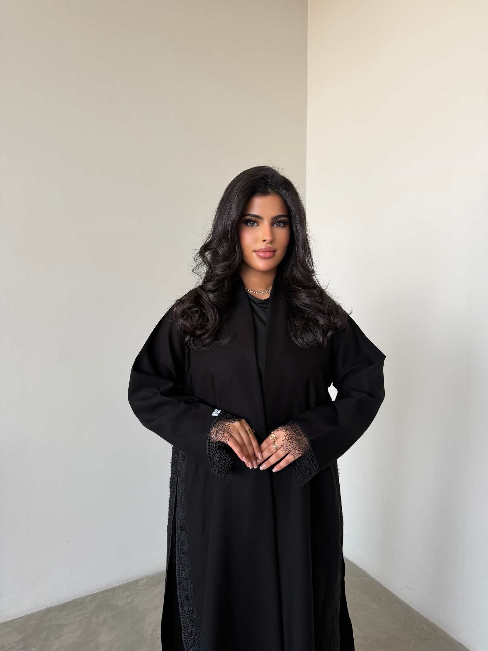 MWT4324 - عباية مينمت سوداء بجوانب تفتة - Aya