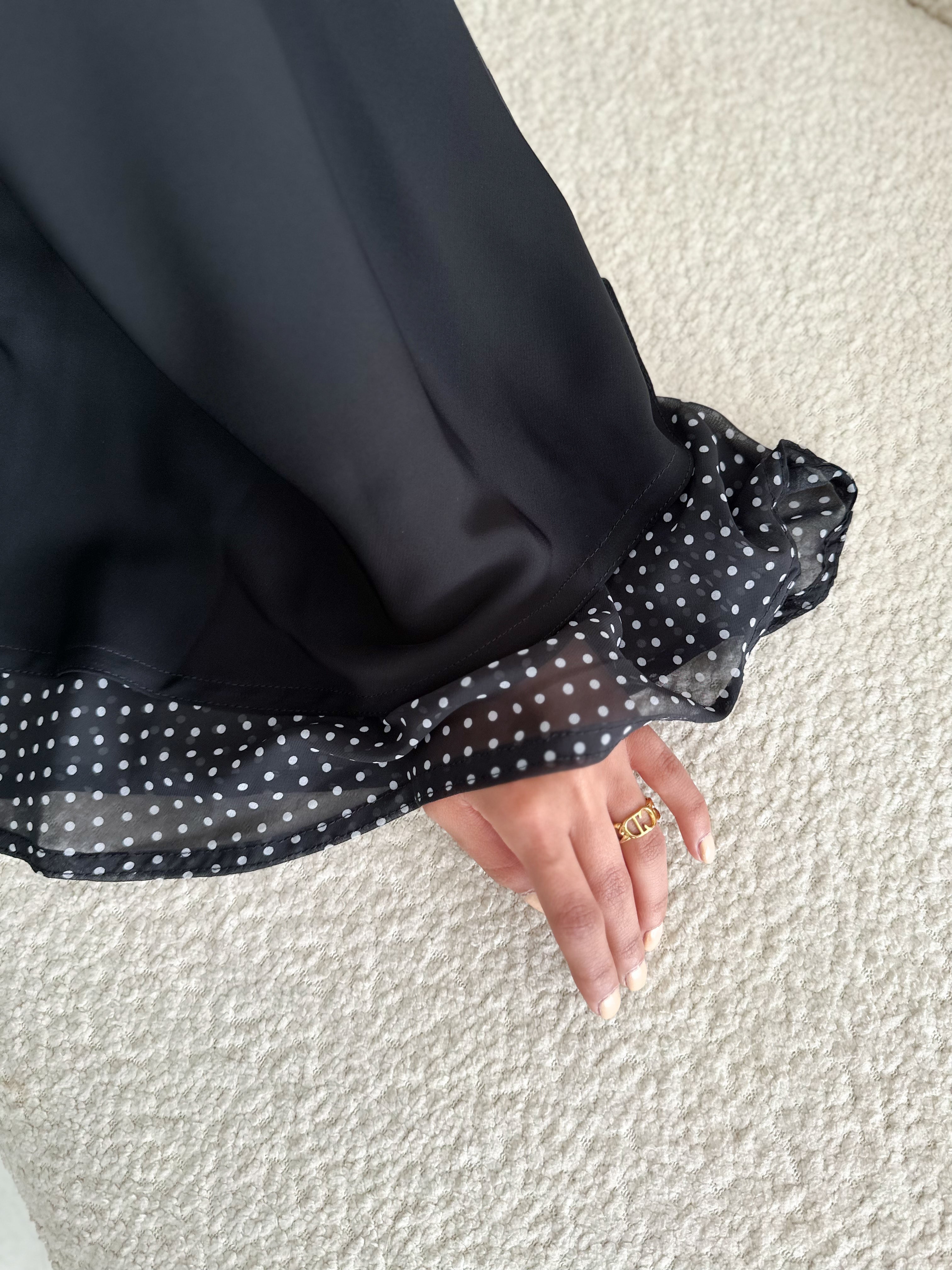 MW1427 -عباية من الكريب الناعم بأكمام واسعة والمبطنة من الشيفون المنقط - Aya