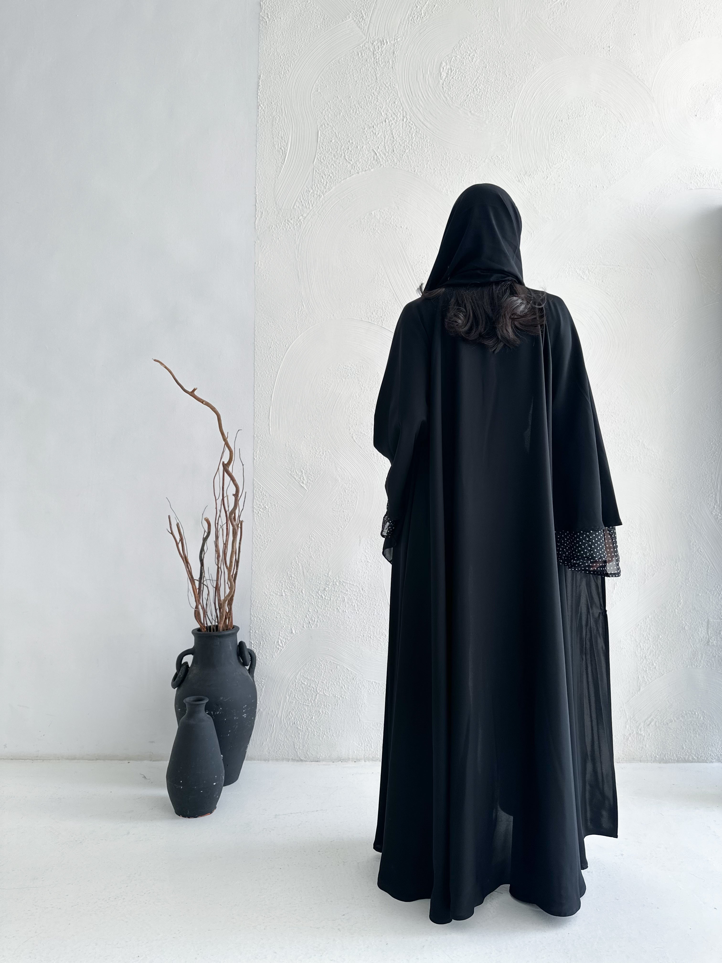 MW1427 -عباية من الكريب الناعم بأكمام واسعة والمبطنة من الشيفون المنقط - Aya