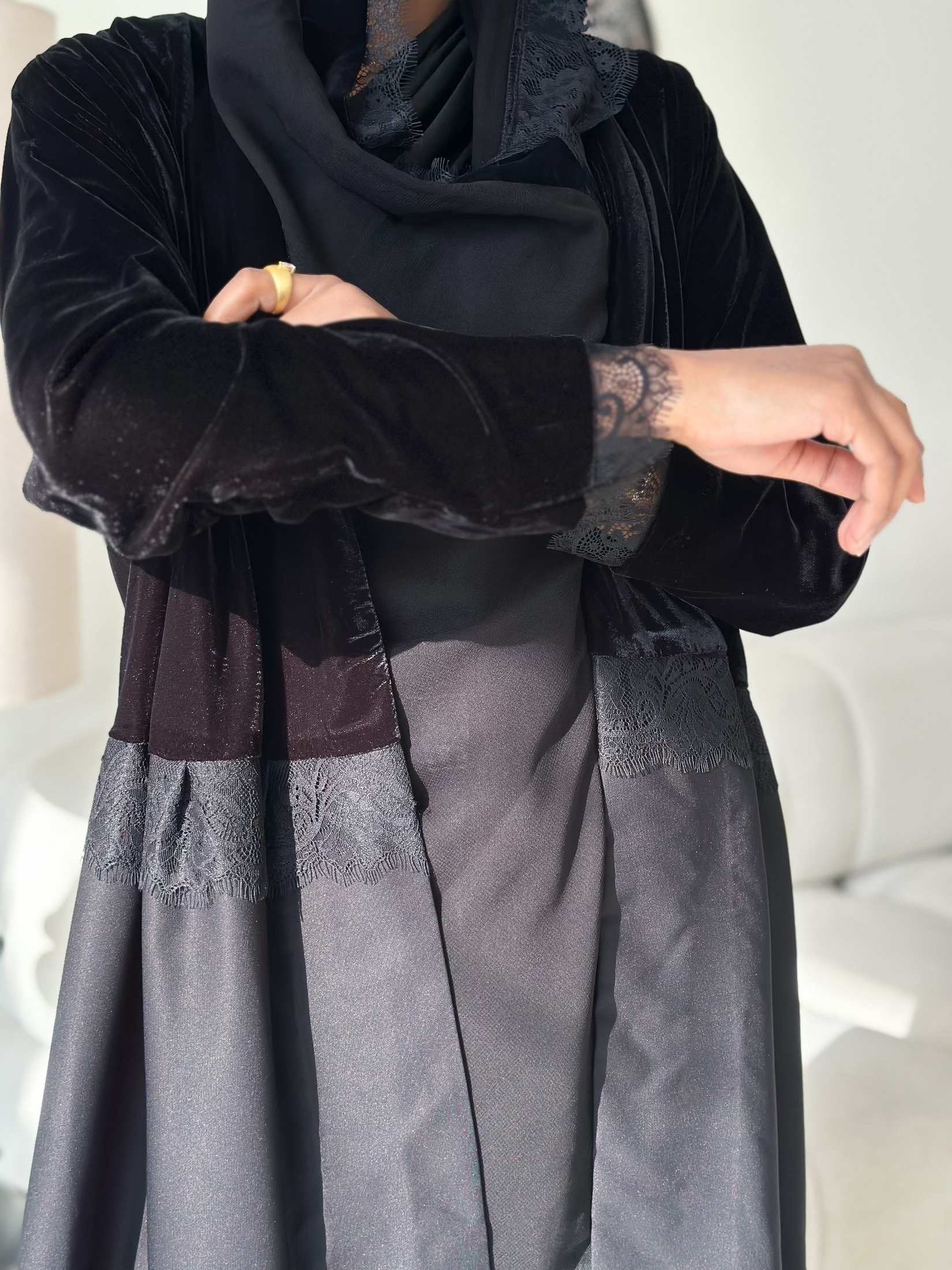 MWT576 - عباية مخمل مع تفته - Aya
