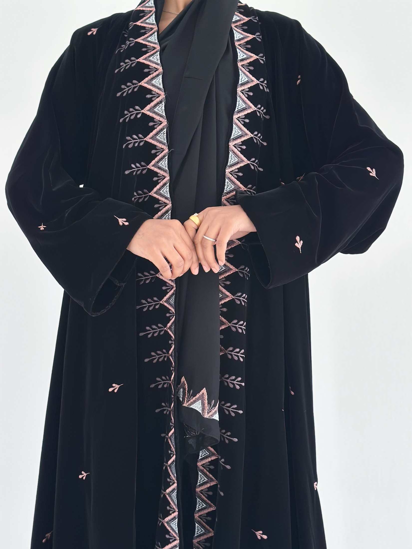 MW1817 - عباية مخمل تطريز ملون - Aya