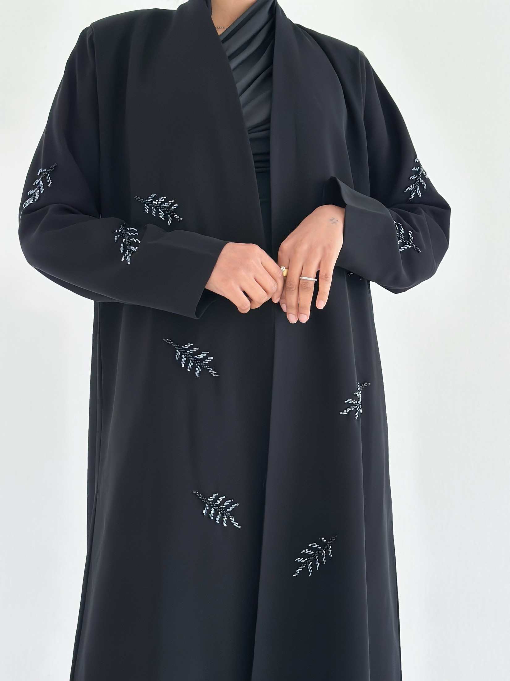 MW1794 - عباية قماش كوبرا شغل يدوي - Aya