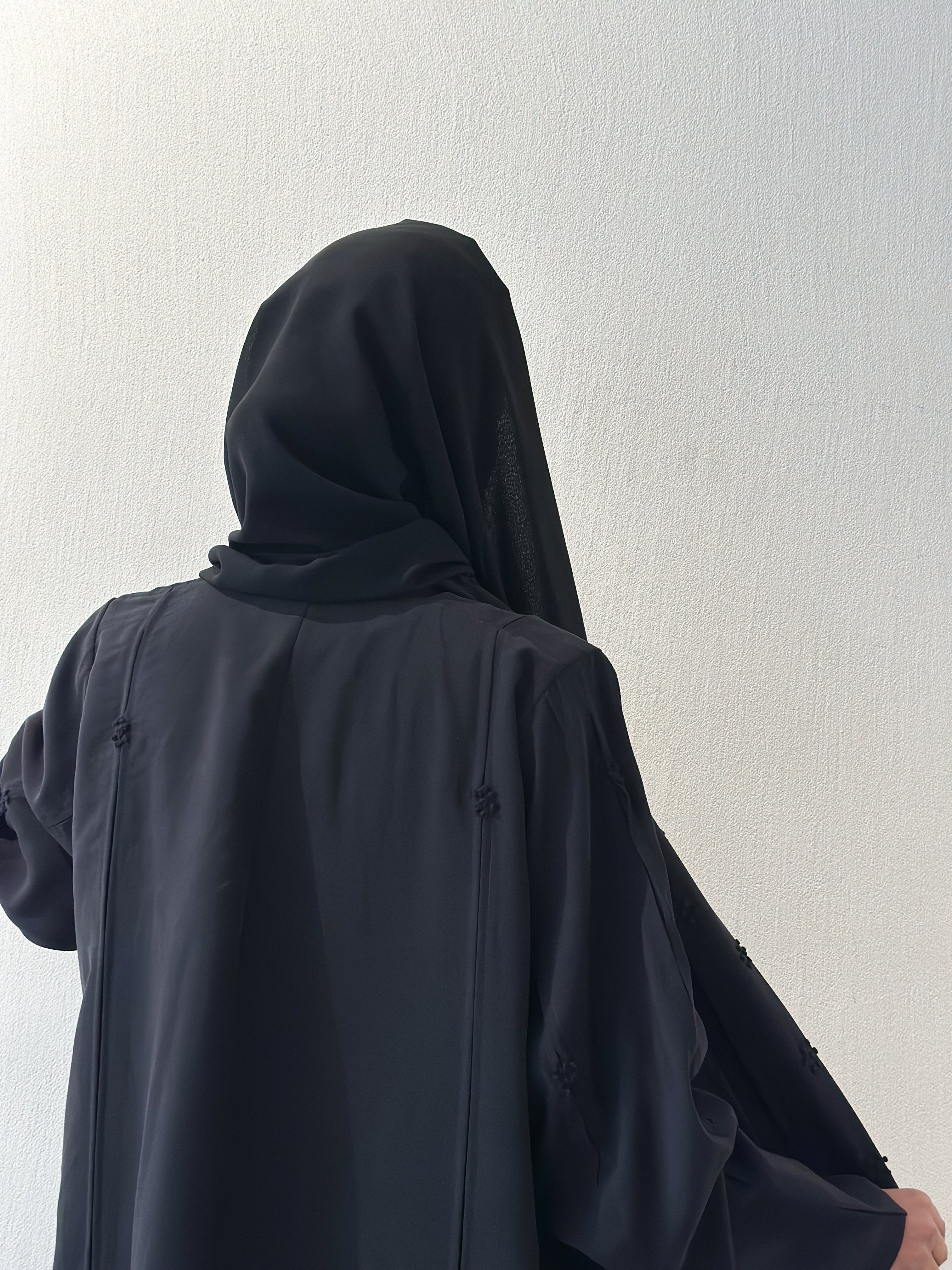 MWT368 - عباية اسود بقصة وشك وردات صغيره